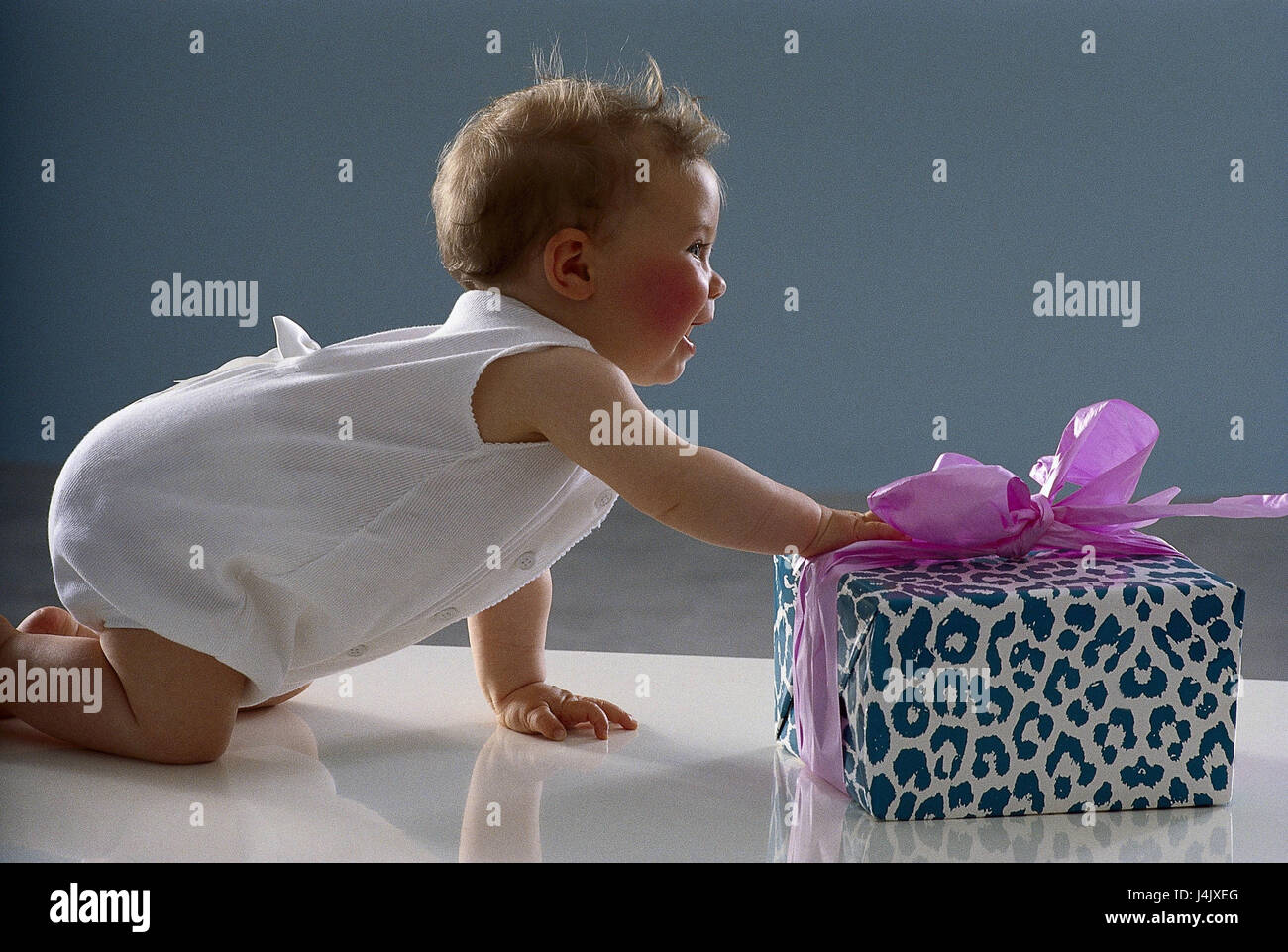 Bébé, tickle, forfaits, atteindre, sur le côté intérieur, à la maison, enfant, nourrisson, petite enfance, sourire, curieusement, la curiosité, la joie, l'heure actuelle, anniversaire, cadeau d'anniversaire Banque D'Images