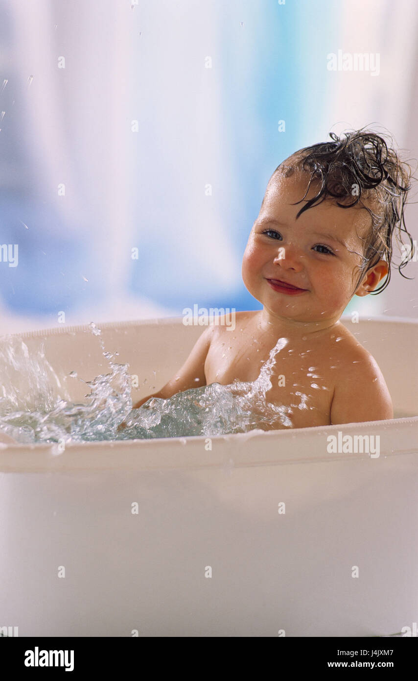 Baignoire, Bébé, Heureusement, Barboter, Se Baigner À L'intérieur Du  Portrait, À La Maison, Baignoire, Bain À Remous, Soins Personnels, De  L'hygiène, Le Nettoyage, La Propreté, L'enfant, Le Plaisir, La Bonne  Humeur, Sourire,