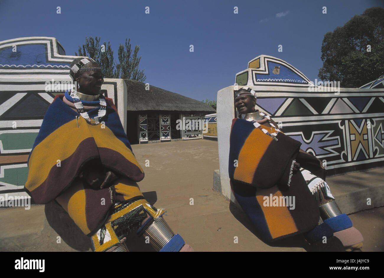 L'Afrique du Sud, village Ndebele, mur de défense, les femmes, les non-blancs, s'asseoir le modèle ne libération RSA, Afrique, Afrique du Sud, Transvaal-Ndebele, bantou, souche Ndebele, Africains, vêtements, bijoux, traditionnellement, la culture, l'art, peinture, peinture, couleurs vives, folklore Banque D'Images