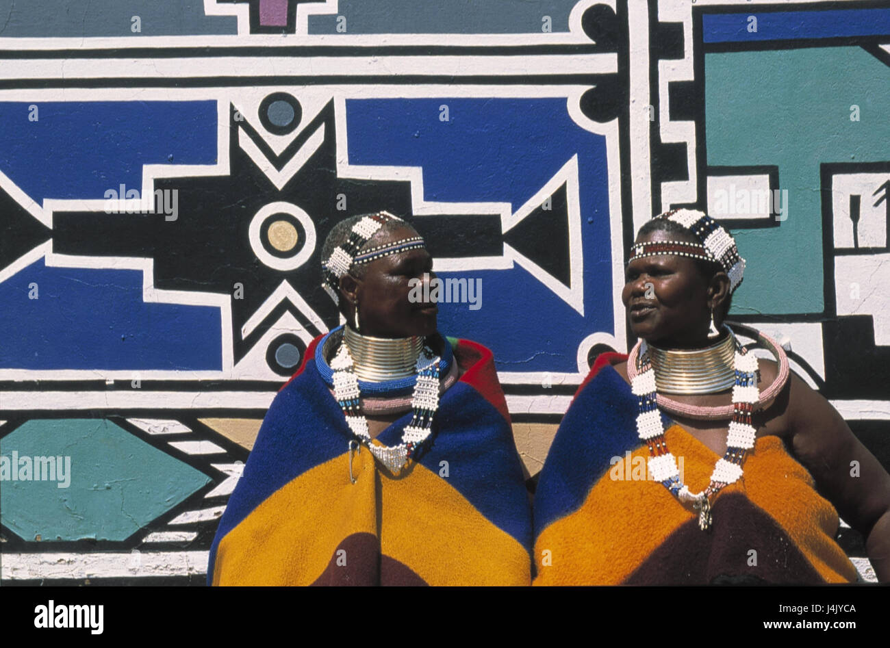 L'Afrique du Sud, village Ndebele, mur de défense, les femmes, les non-blancs, s'asseoir le modèle ne libération RSA, Afrique, Afrique du Sud, Transvaal-Ndebele, bantou, souche Ndebele, Africains, vêtements, bijoux, traditionnellement, la culture, l'art, peinture, peinture, couleurs vives, folklore, genre Banque D'Images