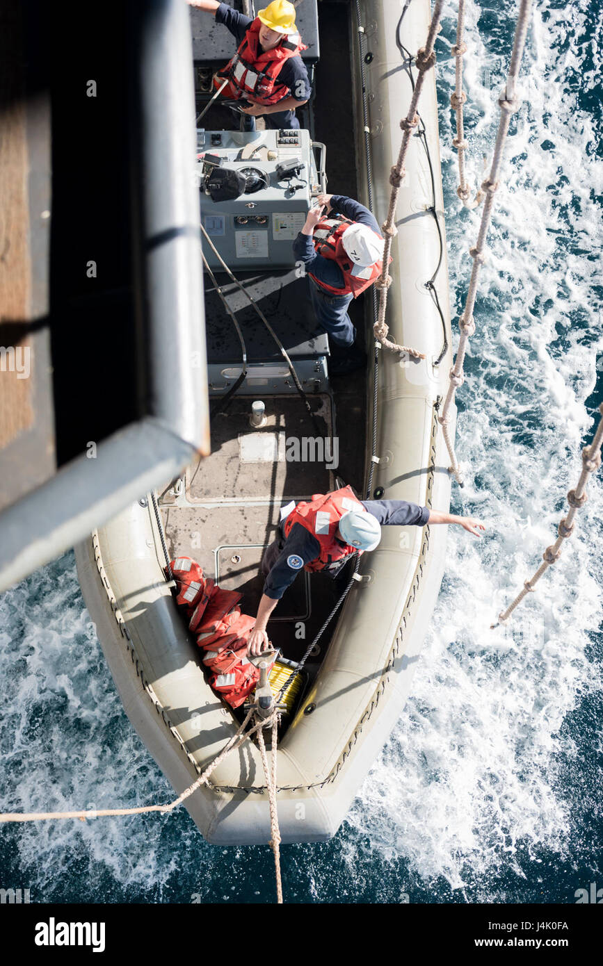 161001-N-BR087-440 OCÉAN PACIFIQUE (oct. 1, 2016) marins affectés à l'USS JOHN C. STENNIS (CVN 74) préparer une embarcation pneumatique à coque rigide pour être hissé jusqu'à la nageoire de port au cours d'opérations de sauvetage de petites embarcations. John C. Stennis est en cours de réalisation et de compétence soutien la formation. (U.S. Photo de la Marine Par Seaman Cole C. / Pielop) Parution Banque D'Images