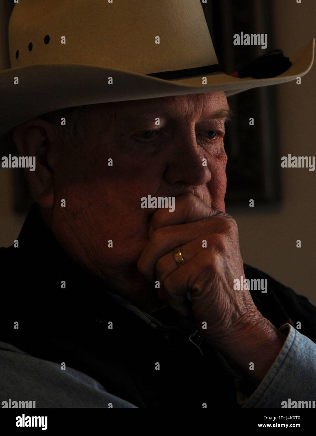 Billy Jack Barrett, Pine Valley Ranch Equestrian Center manager, vise une situation dans son bureau, le 3 novembre 2016, à l'US Air Force Academy Equestrian Center, Colorado Springs, Colorado Barrett, un ancien combattant de l'armée américaine, est un membre fondateur du centre de bien-être du guerrier blessé, qui aide les soldats blessés et leurs familles à faire face au stress de la vie militaire. (U.S. Air Force photo/Navigant de première classe Jenna K. Caldwell) Banque D'Images