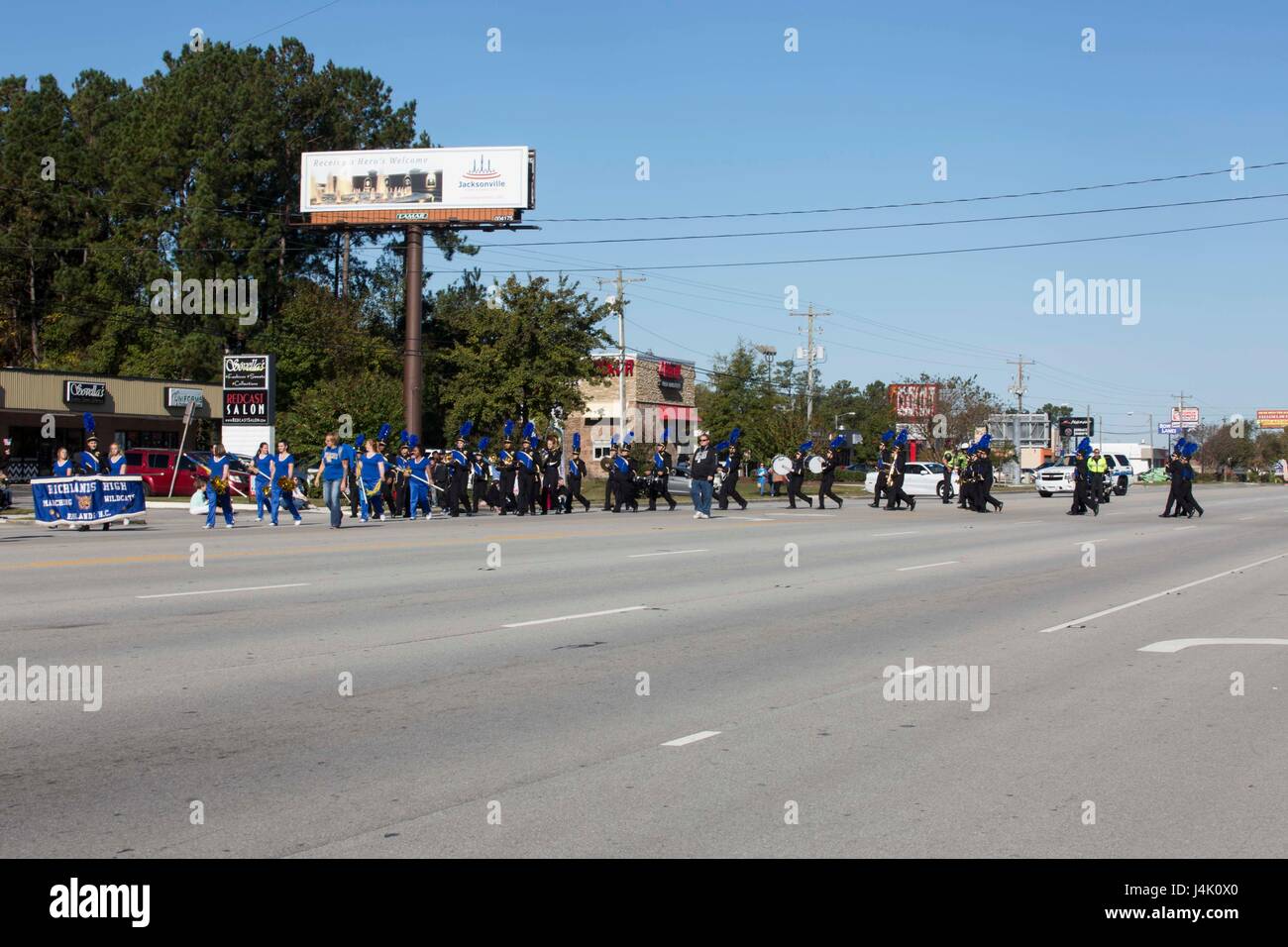 La Richland High School Marching Band et color guard effectuer lors de la 21e Journée des anciens combattants annuel Parade, Jacksonville, NC, le 5 novembre 2016. Le Défilé des anciens combattants, organisé par Rolling Thunder Inc. Chapitre NC-5, a été observée par les anciens combattants, les militaires et les résidents de Jacksonville et a montré l'appui des membres des forces armées. (U.S. Marine Corps photo par Lance Cpl. Ursula C. Estrella) Banque D'Images