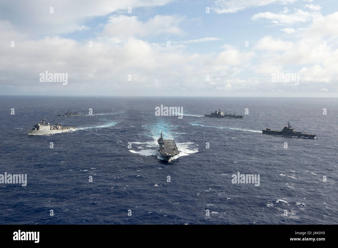 161106-N-ZK021-255 OCÉAN PACIFIQUE (nov. 6, 2016) - Les navires participant au Keen Sword 2017 machine à vapeur en formation au cours de l'exercice d'une photo. Keen Sword 17 est une initiative conjointe de l'exercice de formation sur le terrain et bilatérales (FTX) entre les États-Unis et les forces japonaises destinées à accroître la préparation opérationnelle et l'interopérabilité dans le cadre de l'alliance des États-Unis - Japon. (U.S. Photo par Marine Maître de Première Classe Nardel Gervacio/libérés) Banque D'Images