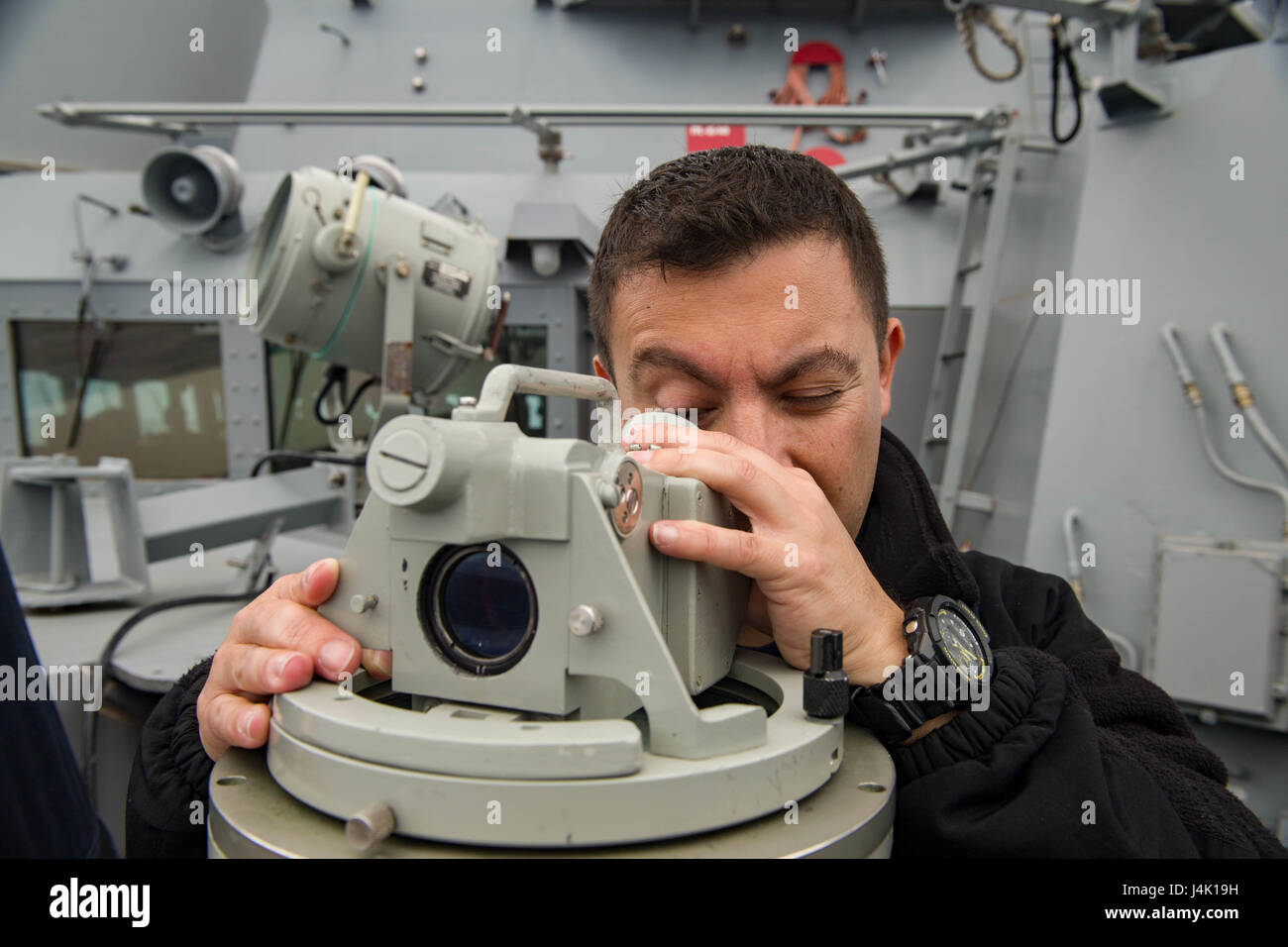 Océan Pacifique (nov. 10, 2016) - Maître de 2e classe Kolton Thornborough, de Moline, Illinois, incendies un M240B light machine gun pont tribord à bord de l'escadre de la classe Arleigh Burke destroyer lance-missiles USS Sampson (DDG 102). Sampson fera rapport au Troisième flotte américaine, basée à San Diego, lors d'un déploiement à l'ouest du Pacifique dans le cadre de la flotte américaine du Pacifique visant à étendre la fonctions de commandement et de contrôle de la flotte de tiers dans la région. (U.S. Photo de la marine du Maître de 2e classe Bryan Jackson/libérés) Banque D'Images