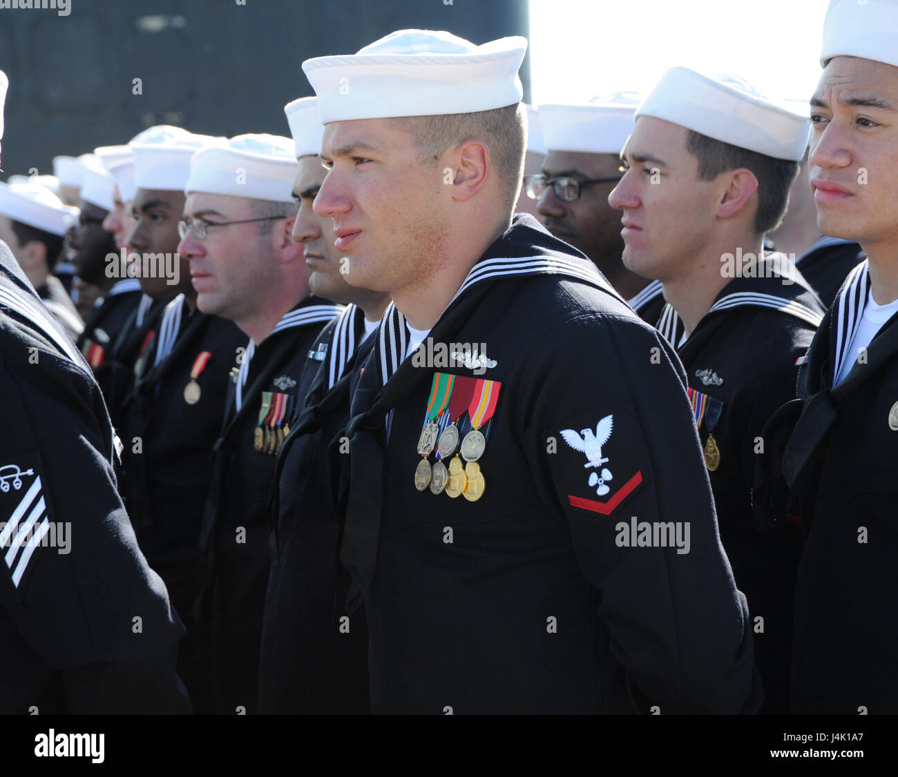 NORFOLK, Virginie (nov. 10, 2016) les marins en formation stand pendant la cérémonie de passation de commandement de la classe Los Angeles sous-marin d'attaque rapide USS Newport News (SSN 750) à bord de la station navale de Norfolk. Newport News est le troisième navire de la Marine américaine à être nommée d'après la ville de Newport News, en Virginie (É.-U. Photo de la marine par le Premier maître de Darryl I. Wood/libérés) Banque D'Images