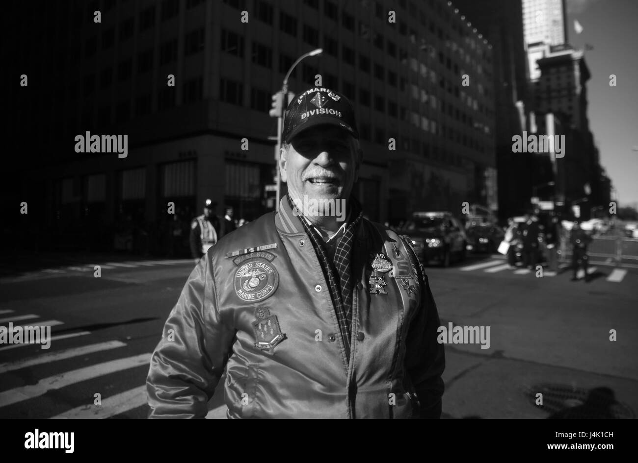 Les New-yorkais et servicemembers ; tous deux d'active ou à la retraite, se sont réunis pour se souvenir et honorer ceux qui ont servi dans l'armée américaine, au cours de l'Assemblée Veteran's Day Parade à New York, N.Y., 11 novembre 2016. Des milliers de partisans bordée 5e Avenue à Manhattan en plusieurs branches des forces armées et des organisations qui appuient les anciens combattants de tout le pays ont défilé à la parade. (U.S. Marine Corps photo par le Cpl. Sean J. Berry) Banque D'Images