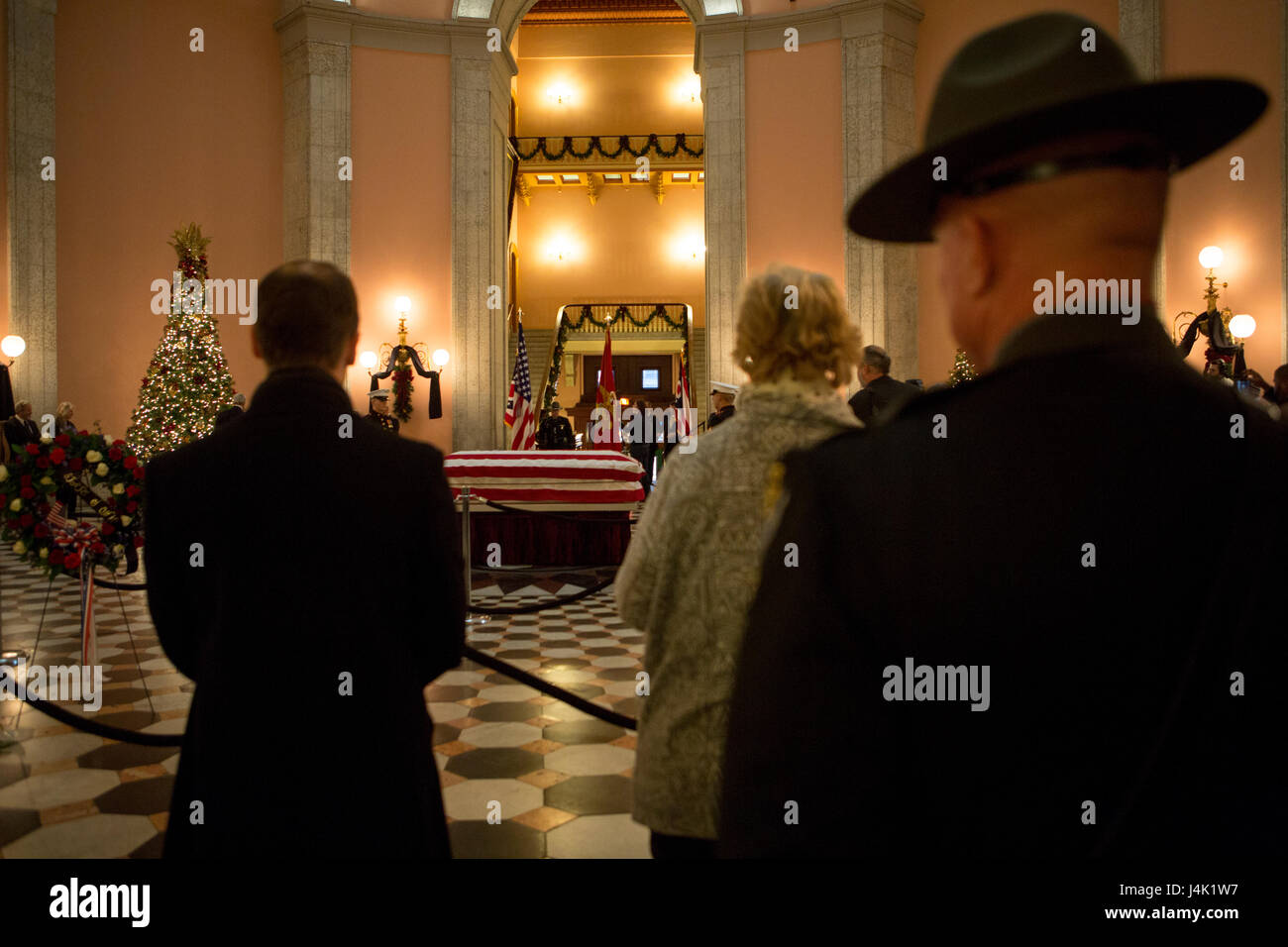 Les visiteurs d'attendre pour voir le cercueil du sénateur John H. Glenn, Jr., lors d'une consultation publique aux Ohio Statehouse, Columbus, Ohio, le 16 décembre 2016. Ayant effectué 149 missions de combat pendant la Seconde Guerre mondiale et la guerre de Corée, Glenn est devenu le premier Américain en orbite autour de la terre en 1962. Après avoir pris sa retraite du programme spatial, Glenn a été élu au Sénat des États-Unis en 1974 pour représenter l'état de l'Ohio. (U.S. Marine Corps photo par Lance Cpl. Paul A. Ochoa) Banque D'Images