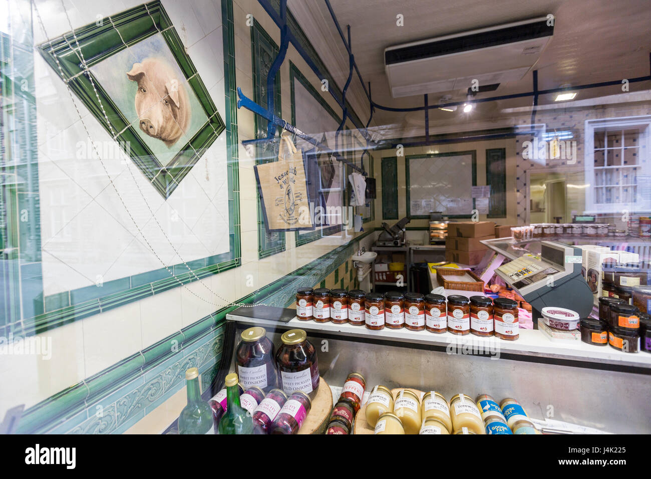 L'intérieur Jesse Smith, Black Jack, Rue des Bouchers de qualité et des magasins de vente de matériaux de la viande en gros dans les Cotswolds, Cirencester, Gloucestershire, Angleterre Banque D'Images