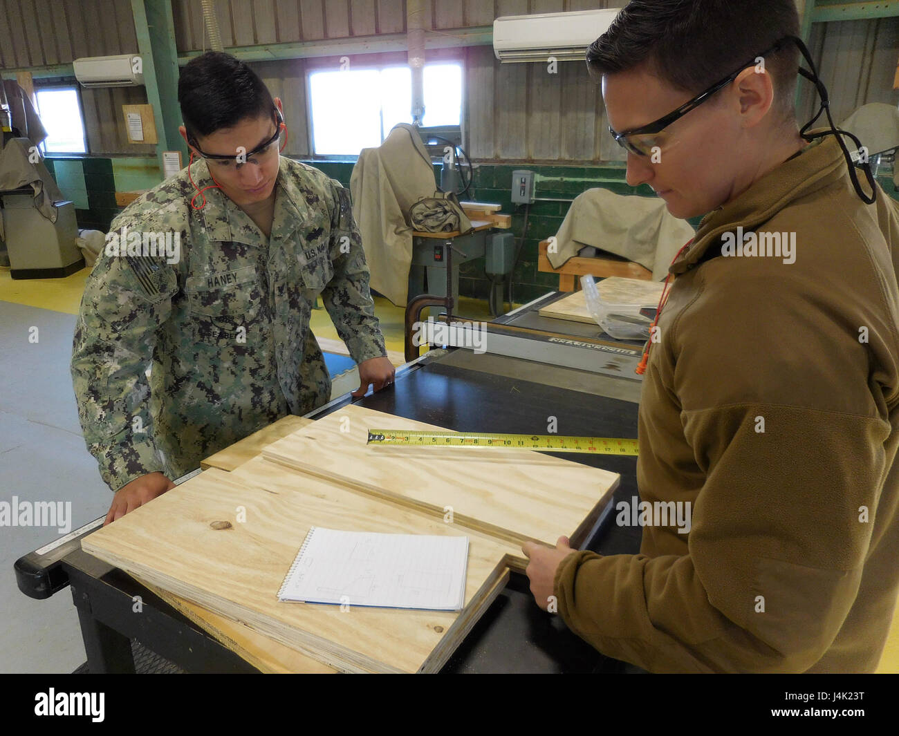 La station navale de Rota, Espagne (janvier 1985). 2, 2017) 3ème classe constructeur Jade Haney, gauche, et Builder 2e classe Hilary Lemelin, affectés à la construction navale Bataillon mobile 11 mesurer et couper des panneaux de contreplaqué pour construire des boîtes d'expédition de l'équipement et des fournitures à bord de la station navale de Rota, Espagne, le 2 janvier, 2017. États-unis 6e Flotte, basée à Naples, en Italie, la conduite de toute la gamme des opérations navales et mixte, souvent de concert avec ses alliés, le joint, et inter-organismes partenaires, afin de faire progresser les intérêts nationaux américains et la sécurité et la stabilité en Europe et l'Afrique. (U.S. Photo par Marine Builder 3e classe Y Banque D'Images