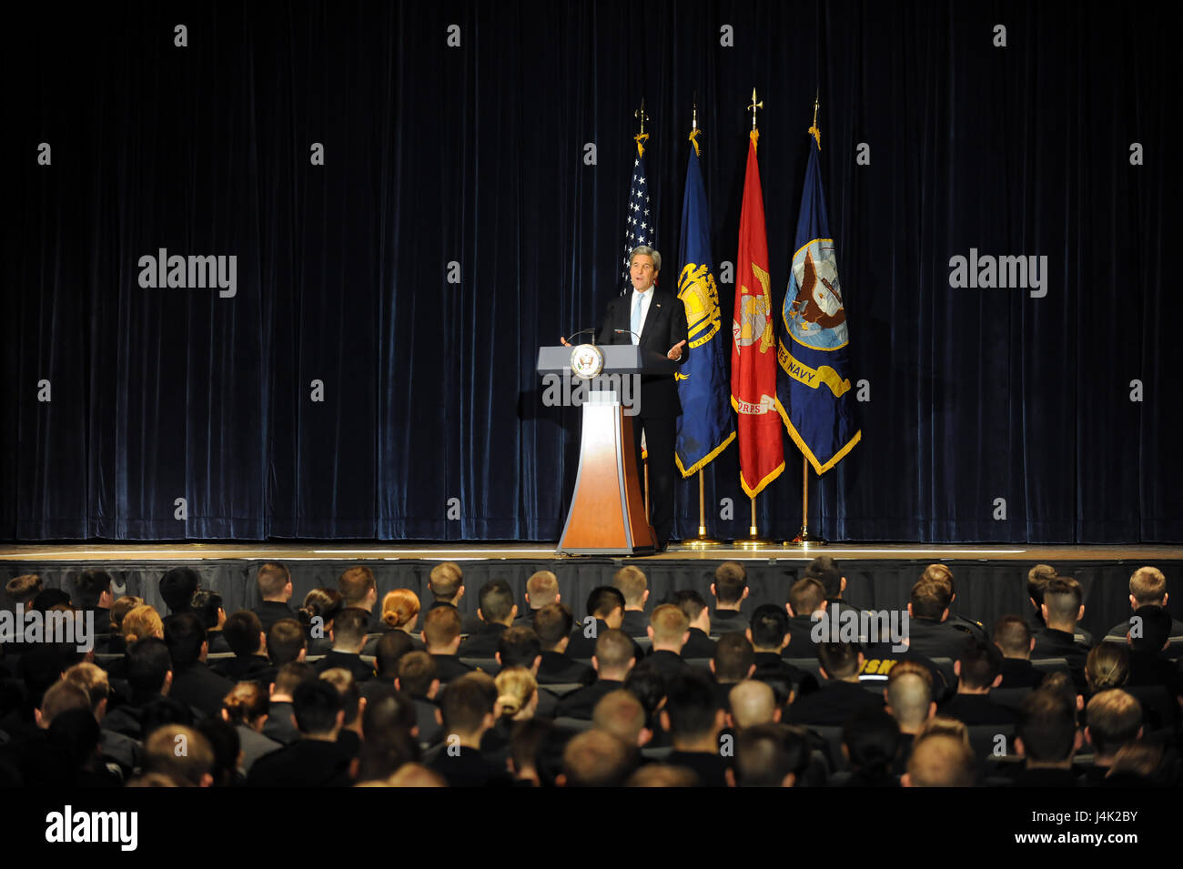 170110-N-DY073-049 Annapolis, Maryland (janv. 10, 2017) Le secrétaire d'Etat John Kerry parle aux aspirants au cours de sa visite à l'United States Naval Academy. Kerry a parlé aux aspirants à l'importance du leadership et réfléchi sur son temps dans la Marine. (U.S. Photo par marine Spécialiste de la communication de masse 2e classe Brianna Jones/libérés) Banque D'Images