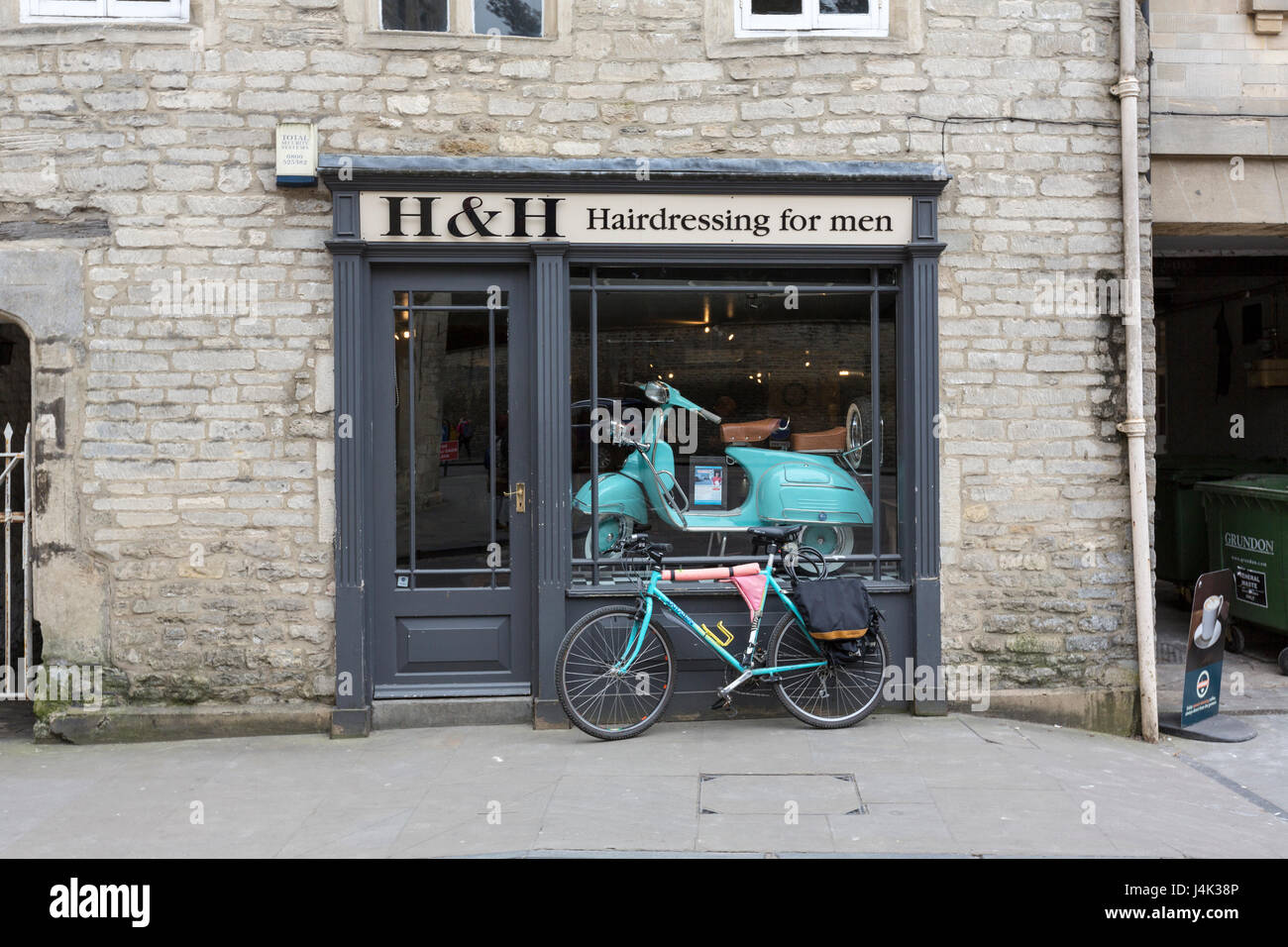 Vélo et randonnée dans le H & H la coiffure pour hommes, Castle Street, Cirencester, Gloucestershire, Angleterre Banque D'Images