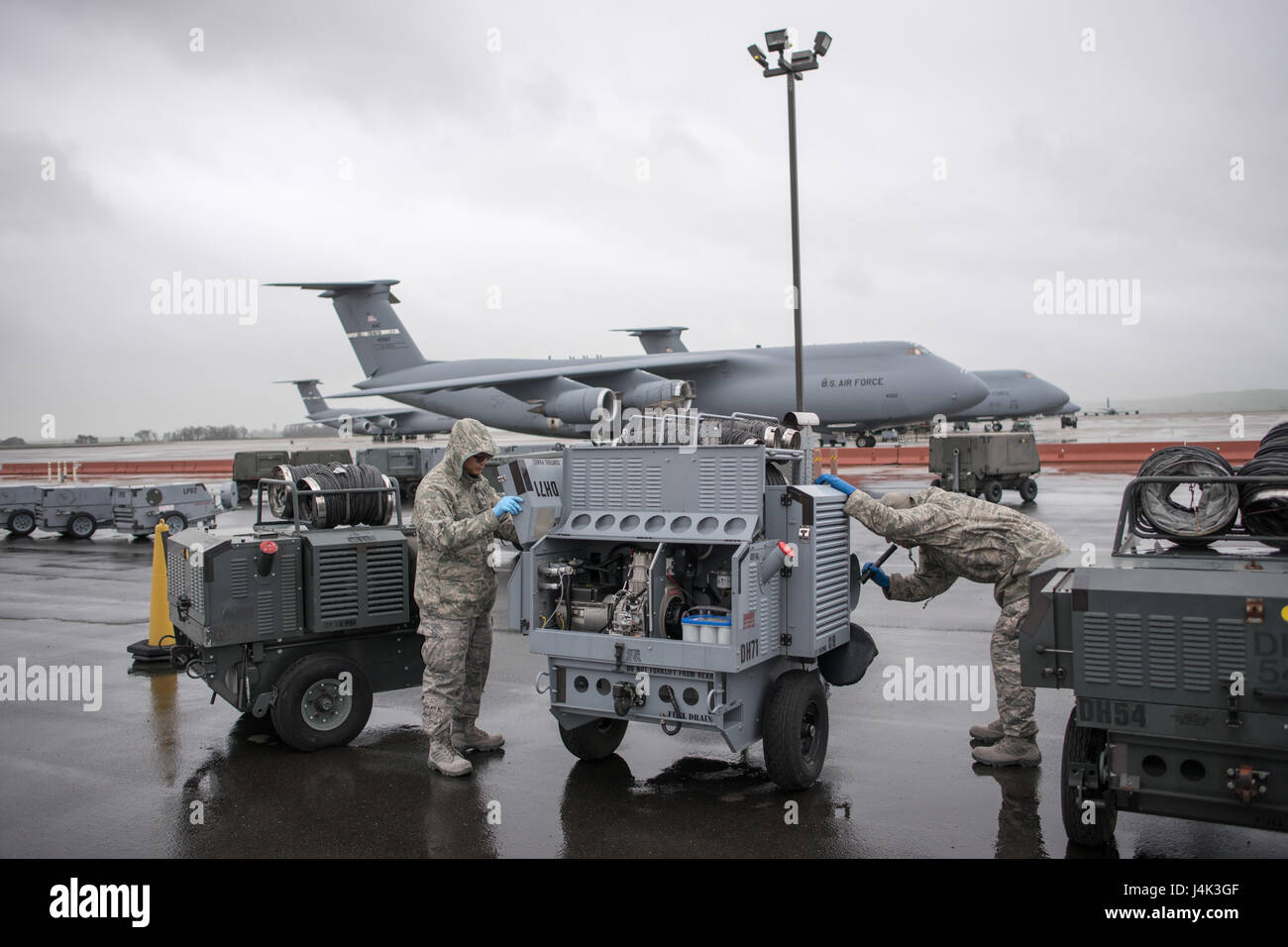 Le s.. Steve Perron et le sergent. Derrick Nguyen, 349l'équipement de production aérospatiale mécanique de vol, inspecter un générateur entraîné par le moteur, le 6 février 2017, Travis Air Force Base, en Californie parce que les générateurs peuvent rester immobile et inutilisé pendant de longues périodes de temps, ils doivent être inspectés périodiquement pour se prémunir contre des piles faibles, faible pression des pneus et des questions de carburant avant leur livraison aux mécaniciens d'aéronefs sur l'aire de trafic. Cette semaine, des centaines d'aviateurs citoyen affecté au 349e Groupe Maintenance participent à la Semaine de la clé, l'accomplissement de la formation connexe, la mise à niveau Banque D'Images