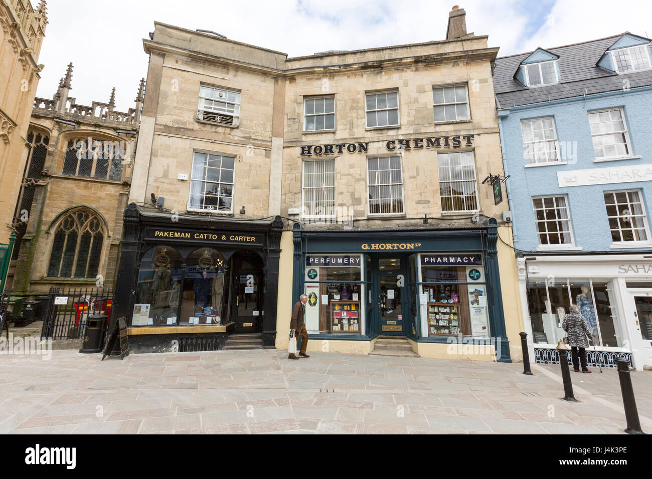Pakeman Catto & Carter, magasin de vêtements pour hommes, et Horton chimiste et de pharmacie de la Place du marché, Cirencester, Gloucestershire, Angleterre Banque D'Images