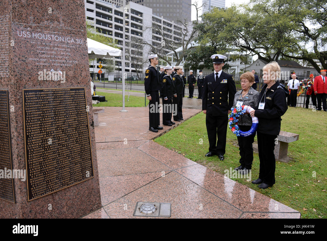 170304-N-FJ200-130 HOUSTON (4 mars 2017) Mme Silvia Brooks, centre, veuve de USS Houston (CA 30) Prestations Howard Brooks, et Mme Donna Mae Flynn, épouse de Houston David Flynn, survivant d'une gerbe au monument de granit dans la région de Sam Houston Park dédié à la sûreté des navires et des marins pendant le 75e anniversaire du naufrage du navire. (U.S. Photo par marine Spécialiste de la communication de masse 1re classe Clifford L. H. Davis/libérés) Banque D'Images