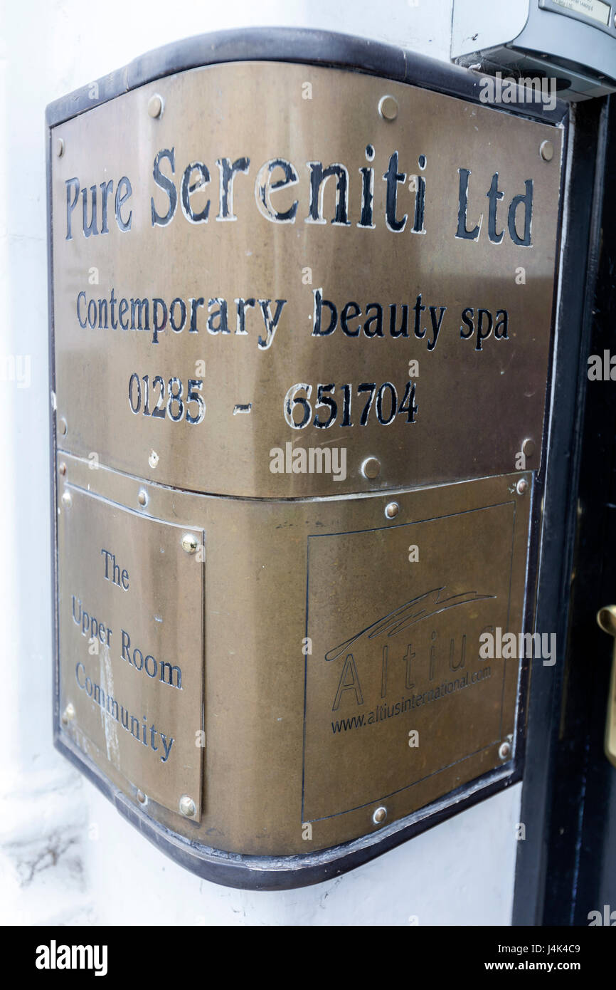 Sereniti pur laiton gravé signes maison Ltd et plaque, Cirencester, Gloucestershire, Angleterre Banque D'Images