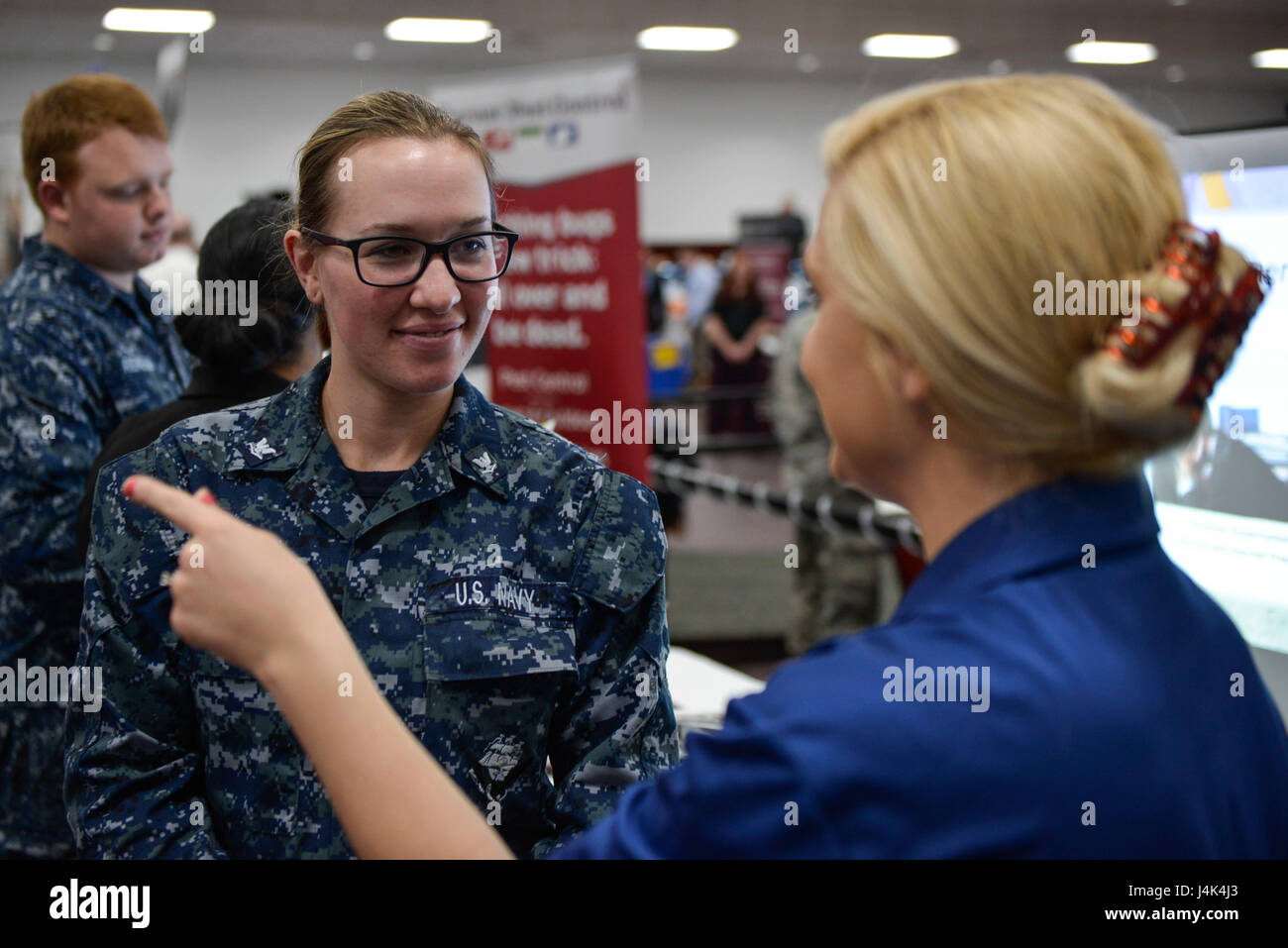 JACKSONVILLE, Floride (15 mars 2017) - matelot timonier Kaitlynn Hardy, affecté à l'assaut amphibie USS Iwo Jima (DG 7), parle avec Stephanie Pedrotty Leaderquest d Tri-Base annuel au cours de la transition et d'Expo au Maroc de culte Centre. Iwo Jima est revenu récemment d'effectuer une série de qualifications et certifications dans le cadre de la phase de la formation de base en préparation pour de futures opérations, et les mutations. (U.S. Photo par marine Spécialiste de la communication de masse 2e classe Hunter S. Harwell/libérés) Banque D'Images