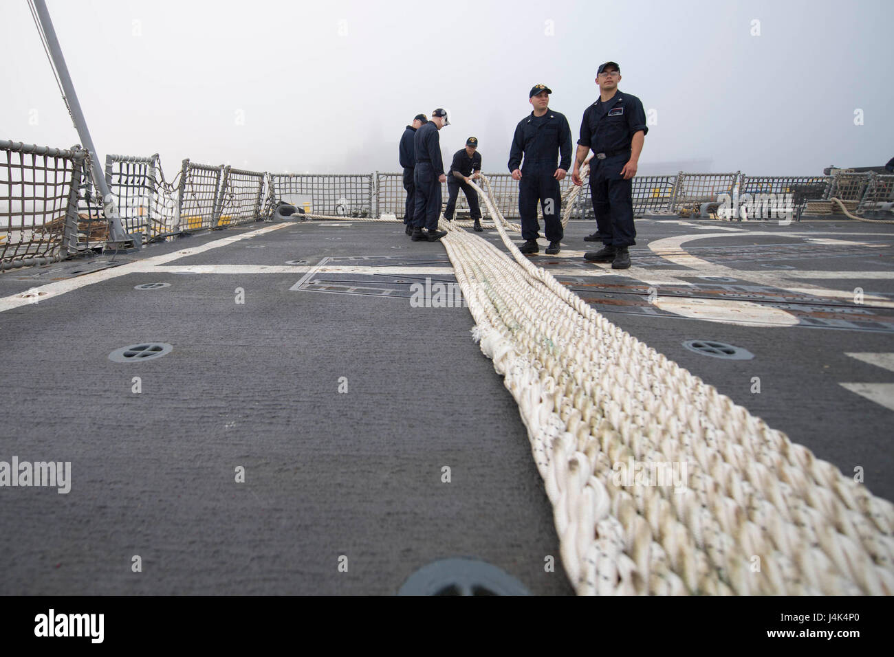 170317-N-PAR095-018 SAN DIEGO (17 mars 2017) Les marins à bord de la classe Arleigh Burke destroyer lance-missiles USS Shoup (DDG 86) faux les lignes que le navire se prépare à obtenir en cours pour l'unité de formation composite (exercice COMPTUEX) avec le groupe aéronaval du Nimitz en préparation pour un prochain déploiement. COMPTUEX teste la préparation aux missions de la grève actifs du groupe grâce à une simulation des scénarios du monde réel et leur capacité à fonctionner comme une unité intégrée. (Photo par Américain spécialiste de la communication de masse de la classe 3e Maria I. Alvarez) Banque D'Images