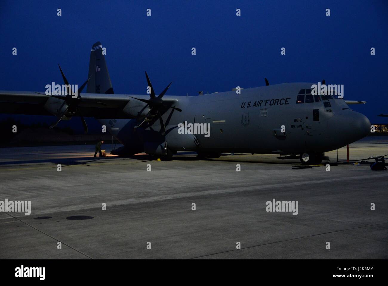 Un C-130 repose sur la piste le 15 avril, sur la base aérienne de Ramstein, en Allemagne. L'avion est prévue pour le transport d'un système de navigation aérienne tactique de la Roumanie à l'appui de l'emballage de sécurité. (U.S. Air Force photo par un membre de la 1re classe D. Blake Browning) Banque D'Images