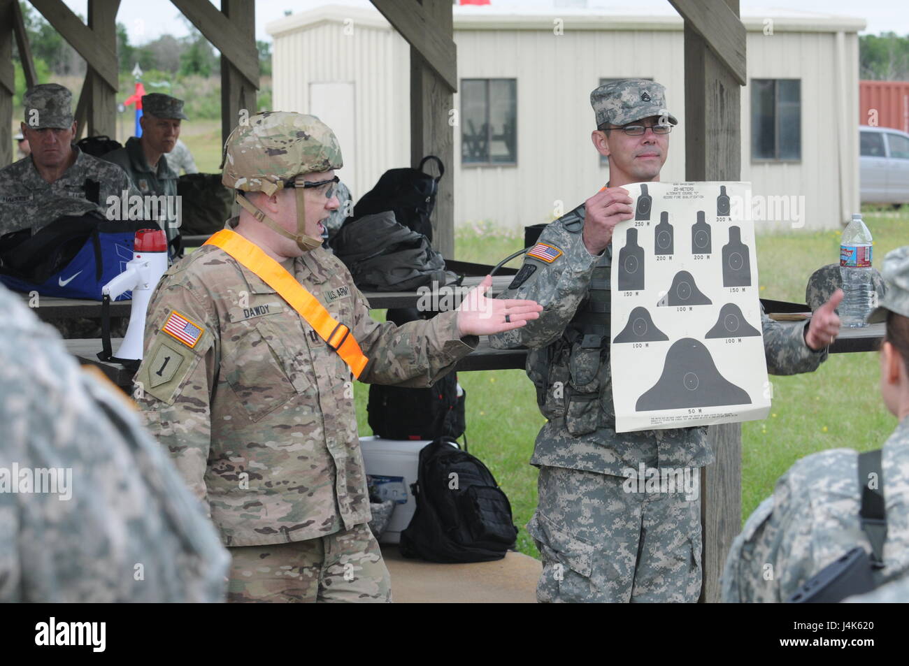Dans cette image publié par la Réserve de l'armée le 75ème commandement de l'instruction, les soldats de l'unité avec la société de l'Administration centrale se préparent à former à une gamme d'armes militaires dans la région de Bastrop, Texas, samedi, 22 avril, 2017. Les unités de réserve qui répondent aux normes de l'état de préparation de l'armée alors que la formation à temps partiel s'assurer que les commandants de combat ont toujours des capacités supplémentaires disponibles à une fraction du coût de l'entretien des forces canadiennes en service actif équivalent. (Photo/75e commandement de l'instruction, de la réserve de l'Armée Le lieutenant-colonel Steven Johnston) Banque D'Images