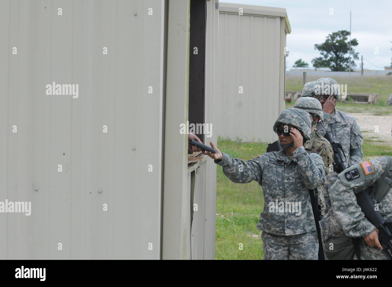 Dans cette image publié par la Réserve de l'armée le 75ème commandement de l'instruction, les soldats de l'unité avec la société de l'Administration centrale se préparent à former à une gamme d'armes militaires dans la région de Bastrop, Texas, samedi, 22 avril, 2017. Les unités de réserve qui répondent aux normes de l'état de préparation de l'armée alors que la formation à temps partiel s'assurer que les commandants de combat ont toujours des capacités supplémentaires disponibles à une fraction du coût de l'entretien des forces canadiennes en service actif équivalent. (Photo/75e commandement de l'instruction, de la réserve de l'Armée Le lieutenant-colonel Steven Johnston) Banque D'Images