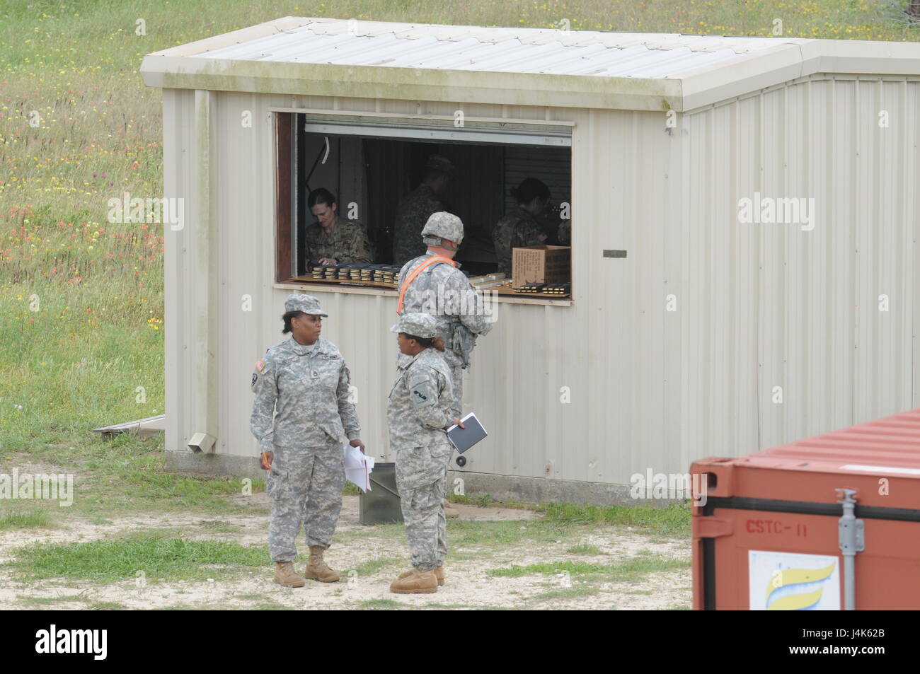 Dans cette image publié par la Réserve de l'armée le 75ème commandement de l'instruction, les soldats de l'unité avec la société de l'Administration centrale se préparent à former à une gamme d'armes militaires dans la région de Bastrop, Texas, samedi, 22 avril, 2017. Les unités de réserve qui répondent aux normes de l'état de préparation de l'armée alors que la formation à temps partiel s'assurer que les commandants de combat ont toujours des capacités supplémentaires disponibles à une fraction du coût de l'entretien des forces canadiennes en service actif équivalent. (Photo/75e commandement de l'instruction, de la réserve de l'Armée Le lieutenant-colonel Steven Johnston) Banque D'Images