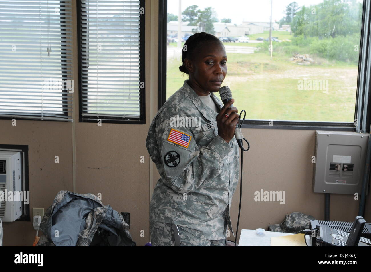 Dans cette image publié par la Réserve de l'armée le 75ème commandement de l'instruction, les soldats de l'unité avec la société de l'Administration centrale se préparent à former à une gamme d'armes militaires dans la région de Bastrop, Texas, samedi, 22 avril, 2017. Les unités de réserve qui répondent aux normes de l'état de préparation de l'armée alors que la formation à temps partiel s'assurer que les commandants de combat ont toujours des capacités supplémentaires disponibles à une fraction du coût de l'entretien des forces canadiennes en service actif équivalent. (Photo/75e commandement de l'instruction, de la réserve de l'Armée Le lieutenant-colonel Steven Johnston) Banque D'Images