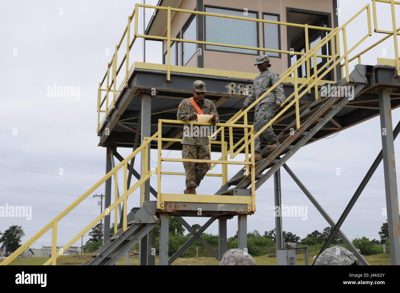 Dans cette image publié par la Réserve de l'armée le 75ème commandement de l'instruction, les soldats de l'unité avec la société de l'Administration centrale se préparent à former à une gamme d'armes militaires dans la région de Bastrop, Texas, samedi, 22 avril, 2017. Les unités de réserve qui répondent aux normes de l'état de préparation de l'armée alors que la formation à temps partiel s'assurer que les commandants de combat ont toujours des capacités supplémentaires disponibles à une fraction du coût de l'entretien des forces canadiennes en service actif équivalent. (Photo/75e commandement de l'instruction, de la réserve de l'Armée Le lieutenant-colonel Steven Johnston) Banque D'Images