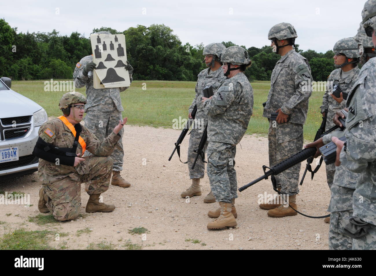 Dans cette image publié par la Réserve de l'armée le 75ème commandement de l'instruction, les soldats de l'unité avec la société de l'Administration centrale se préparent à former à une gamme d'armes militaires dans la région de Bastrop, Texas, samedi, 22 avril, 2017. Les unités de réserve qui répondent aux normes de l'état de préparation de l'armée alors que la formation à temps partiel s'assurer que les commandants de combat ont toujours des capacités supplémentaires disponibles à une fraction du coût de l'entretien des forces canadiennes en service actif équivalent. (Photo/75e commandement de l'instruction, de la réserve de l'Armée Le lieutenant-colonel Steven Johnston) Banque D'Images