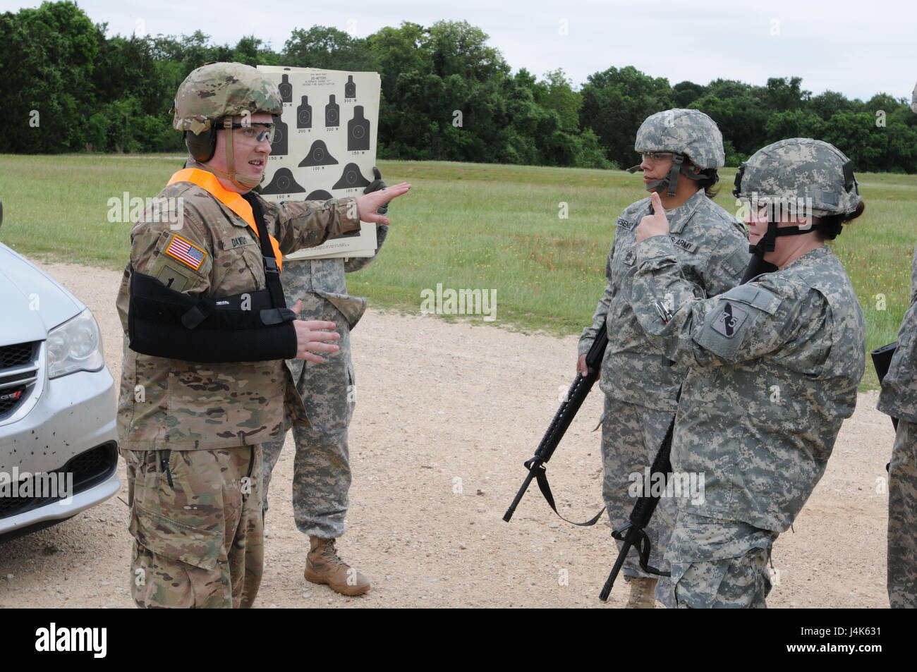 Dans cette image publié par la Réserve de l'armée le 75ème commandement de l'instruction, les soldats de l'unité avec la société de l'Administration centrale se préparent à former à une gamme d'armes militaires dans la région de Bastrop, Texas, samedi, 22 avril, 2017. Les unités de réserve qui répondent aux normes de l'état de préparation de l'armée alors que la formation à temps partiel s'assurer que les commandants de combat ont toujours des capacités supplémentaires disponibles à une fraction du coût de l'entretien des forces canadiennes en service actif équivalent. (Photo/75e commandement de l'instruction, de la réserve de l'Armée Le lieutenant-colonel Steven Johnston) Banque D'Images