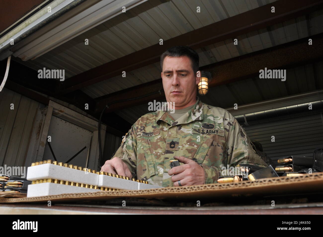 Dans cette image publié par la Réserve de l'armée le 75ème commandement de l'instruction, les soldats de l'unité avec la société de l'Administration centrale se préparent à former à une gamme d'armes militaires dans la région de Bastrop, Texas, samedi, 22 avril, 2017. Les unités de réserve qui répondent aux normes de l'état de préparation de l'armée alors que la formation à temps partiel s'assurer que les commandants de combat ont toujours des capacités supplémentaires disponibles à une fraction du coût de l'entretien des forces canadiennes en service actif équivalent. (Photo/75e commandement de l'instruction, de la réserve de l'Armée Le lieutenant-colonel Adam Collett) Banque D'Images