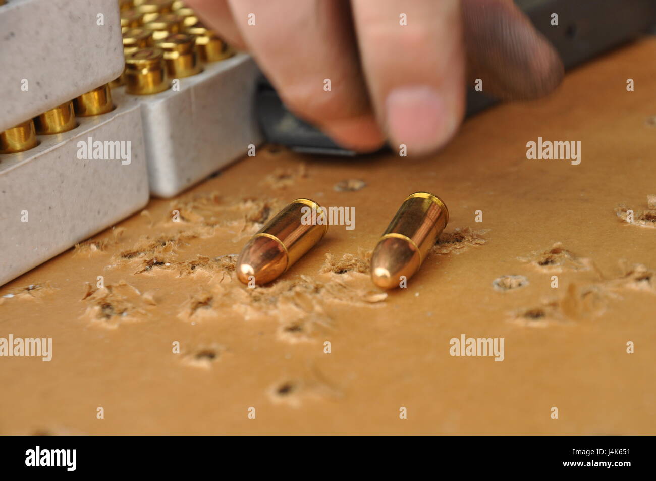 Dans cette image publié par la Réserve de l'armée le 75ème commandement de l'instruction, les soldats de l'unité avec la société de l'Administration centrale se préparent à former à une gamme d'armes militaires dans la région de Bastrop, Texas, samedi, 22 avril, 2017. Les unités de réserve qui répondent aux normes de l'état de préparation de l'armée alors que la formation à temps partiel s'assurer que les commandants de combat ont toujours des capacités supplémentaires disponibles à une fraction du coût de l'entretien des forces canadiennes en service actif équivalent. (Photo/75e commandement de l'instruction, de la réserve de l'Armée Le lieutenant-colonel Adam Collett) Banque D'Images
