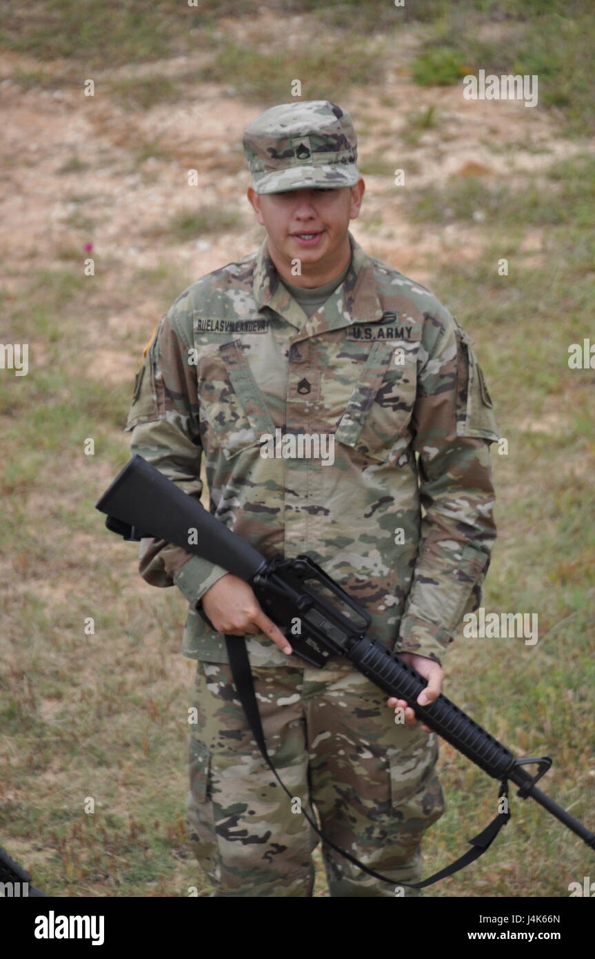 Dans cette image publié par la Réserve de l'armée le 75ème commandement de l'instruction, les soldats de l'unité avec la société de l'Administration centrale se préparent à former à une gamme d'armes militaires dans la région de Bastrop, Texas, samedi, 22 avril, 2017. Les unités de réserve qui répondent aux normes de l'état de préparation de l'armée alors que la formation à temps partiel s'assurer que les commandants de combat ont toujours des capacités supplémentaires disponibles à une fraction du coût de l'entretien des forces canadiennes en service actif équivalent. (Photo/75e commandement de l'instruction, de la réserve de l'Armée Le lieutenant-colonel Adam Collett) Banque D'Images