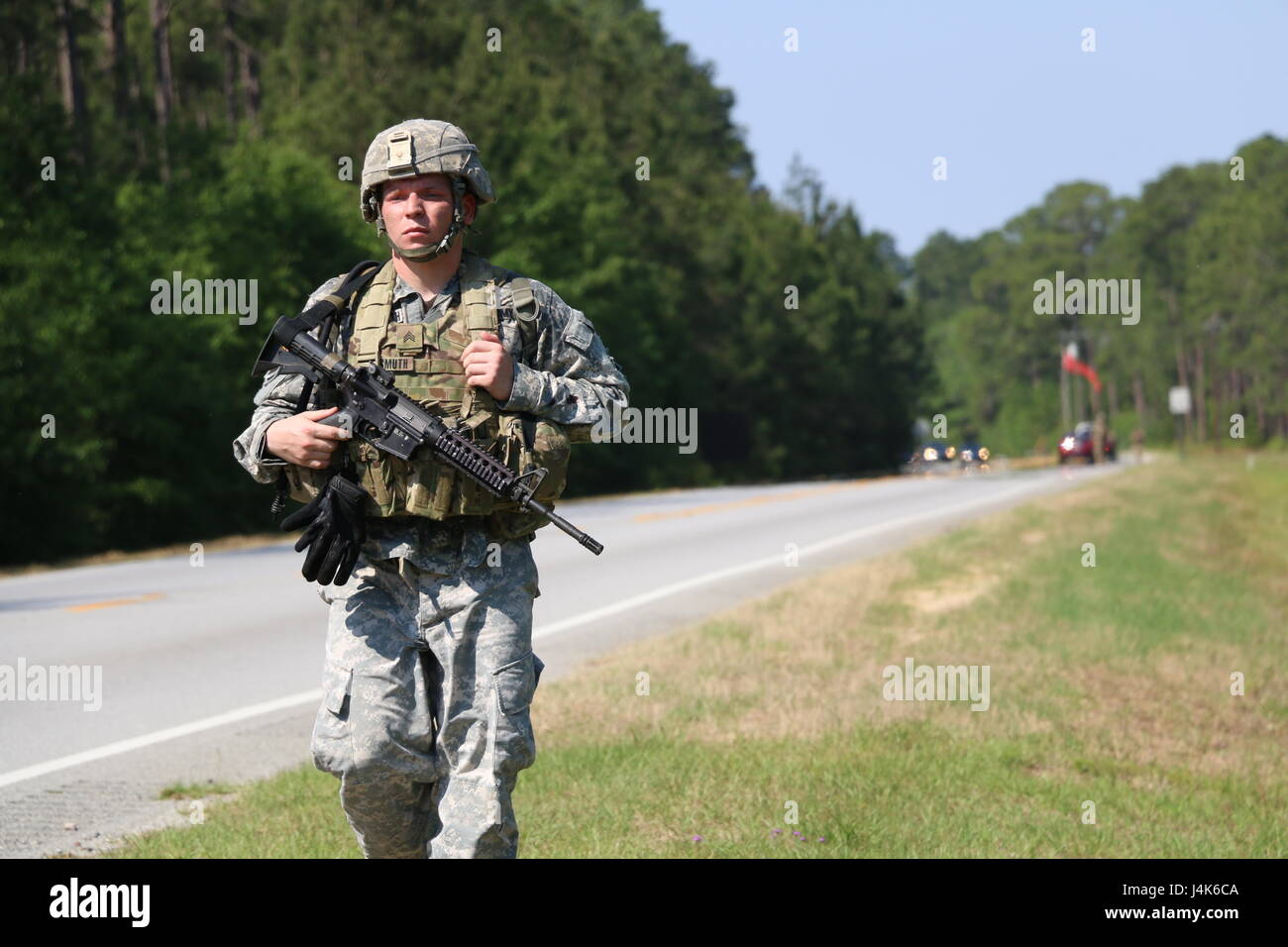 Un Infantryman avec Charlie Company, 3e bataillon, 7e régiment d'infanterie, complète une marche à Fort Stewart lors de la compétition meilleur guerrier de l'année, testant l'endurance et la préparation tactique. Banque D'Images