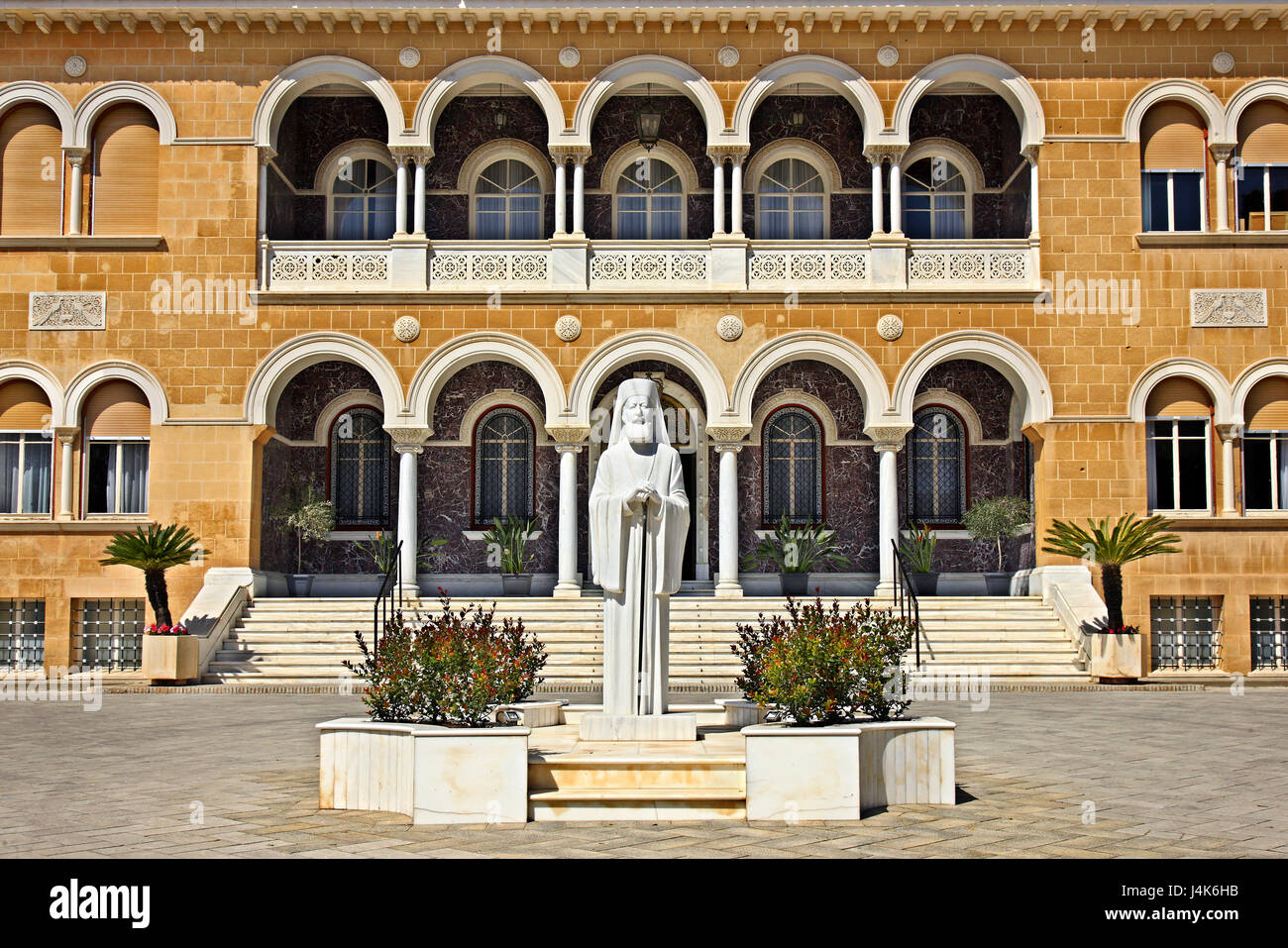 Le palais de l'archevêque d'une statue de l'archevêque Makarios III dans la vieille ville de Nicosie (Lefkosia), Chypre. Banque D'Images