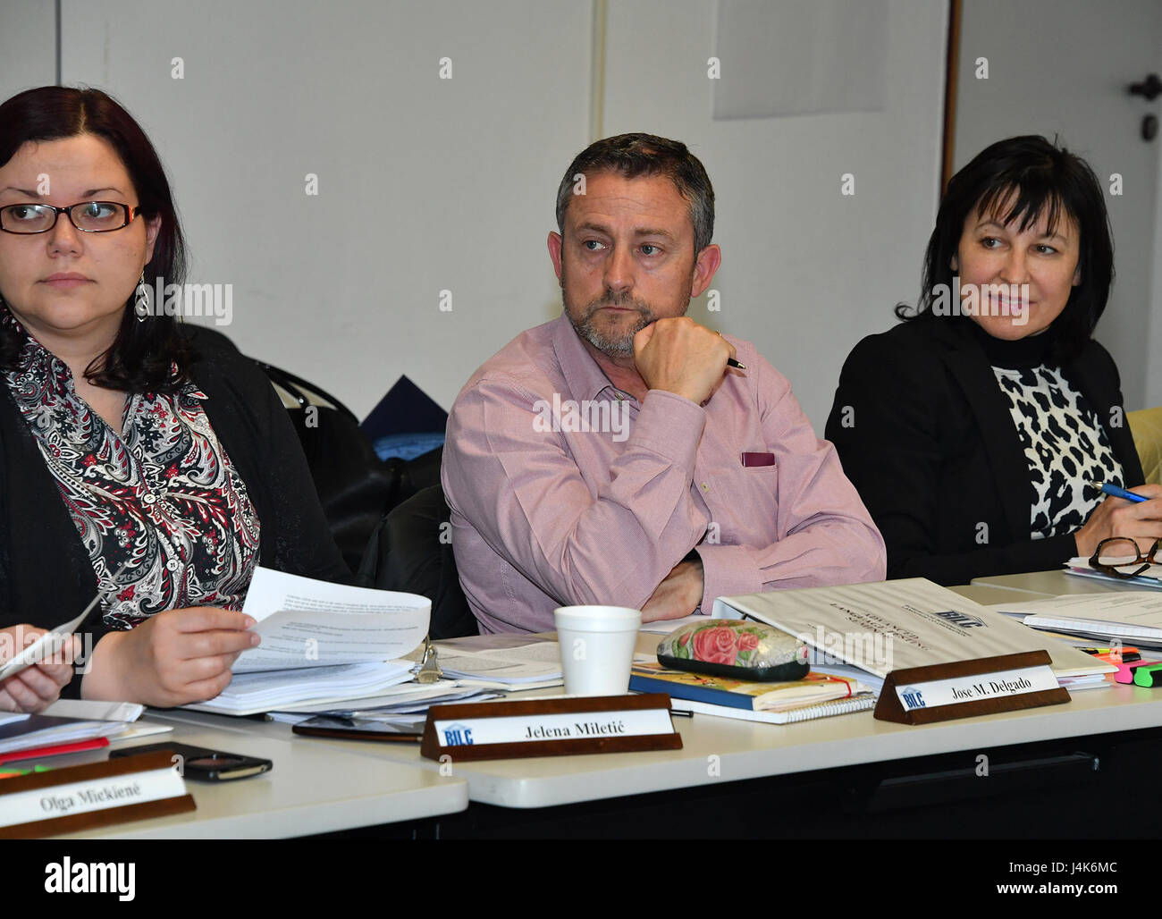 Jose Delgado (centre), un test de langue de développeur de l'Espagne, à l'écoute de sa collègue Sandrine Plantec au cours d'une présentation durant les trois semaines de tests linguistiques avancées Séminaire à la George C. Marshall Centre européen d'études de sécurité de l' Partenaire Centre de formation linguistique de l'Europe (PLTCE). Le cours a été conçu pour améliorer les communications entre partenaires dans l'alliance de l'OTAN. Étant donné que le cours a été lancé en 2010, le classe PLTCE ALTS a formé 106 testeurs de 31 pays. Centre Marshall (photo par KarlHeinz Wedhorn) Banque D'Images Jose Delgado (centre), un test de langue de développeur de l'Espagne, à l'écoute de sa collègue Sandrine Plantec au cours d'une présentation durant les trois semaines de tests linguistiques avancées Séminaire à la George C. Marshall Centre européen d'études de sécurité de l' Partenaire Centre de formation linguistique de l'Europe (PLTCE). Le cours a été conçu pour améliorer les communications entre partenaires dans l'alliance de l'OTAN. Étant donné que le cours a été lancé en 2010, le classe PLTCE ALTS a formé 106 testeurs de 31 pays. Centre Marshall (photo par KarlHeinz Wedhorn) Banque D'Images