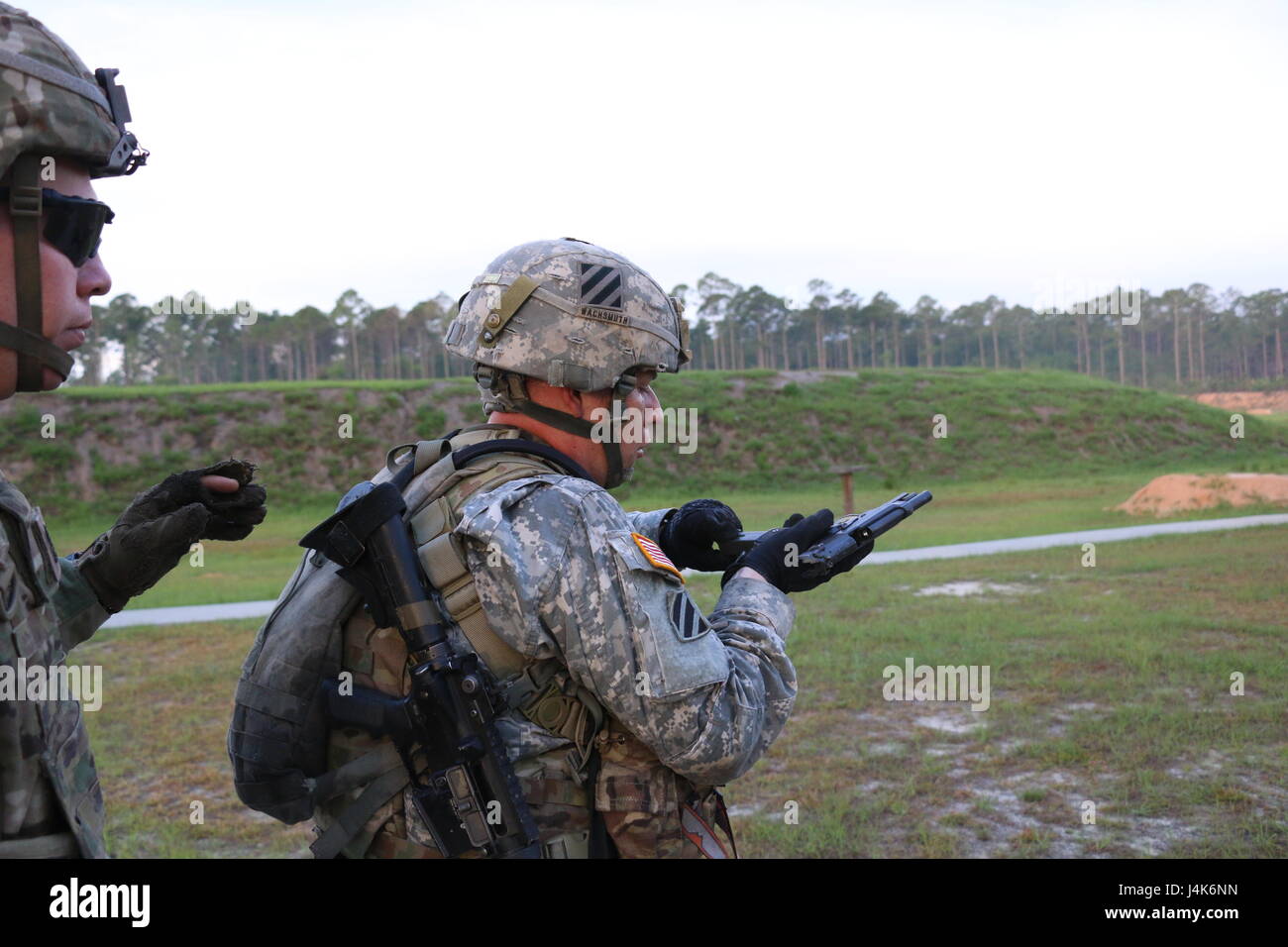 Des soldats d'infanterie du 3e bataillon, du 7e régiment d'infanterie, du 2e IBCT, de la 3e division d'infanterie participent à la compétition de meilleur guerrier à Fort Stewart, en Géorgie, effectuant des exercices de tir de stress avec des pistolets M9. Banque D'Images