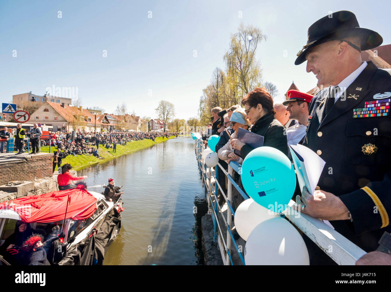 Pologne Groupe de combat du lieutenant-colonel commandant Steven Gventer et d'autres dirigeants du groupe de combat de la ville ont aider à juger de la parade des bateaux décorés qu'ils sont passés par le canal dans le cadre du pont tournant de la cérémonie à Gizycko, la Pologne peut 1. Pologne Groupe bataille soldats ont participé à plusieurs événements sur le thème patriotique à Gizycko et 1-3 mai 2017 Orzysz, pour célébrer la saison de vacances Majówka. (U.S. Photo de l'armée par le Sgt. 1re classe Patricia Traiter/libérés) Banque D'Images