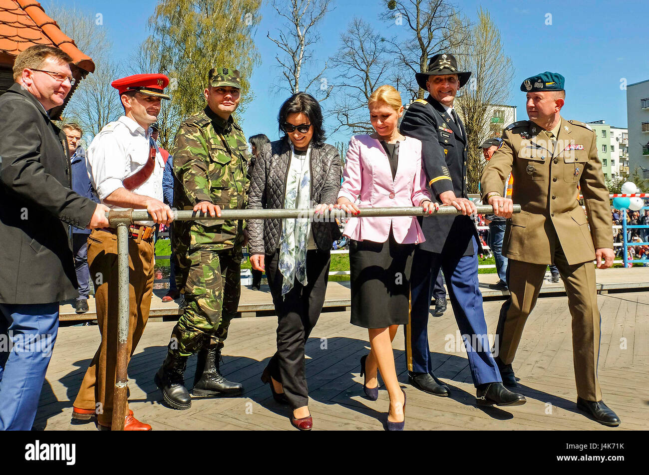 Groupe de combat et la Pologne Polish 15e Brigade mécanisée de rejoindre les dirigeants de maire et d'autres dirigeants régionaux et tourner le levier pour ouvrir le pont tournant historique à Gizycko, la Pologne peut 1. Pologne Groupe bataille soldats ont participé à plusieurs événements sur le thème patriotique à Gizycko et 1-3 mai 2017 Orzysz, pour célébrer la saison de vacances Majówka. (U.S. Photo de l'armée par la CPS. Kevin Wang/libérés) Banque D'Images