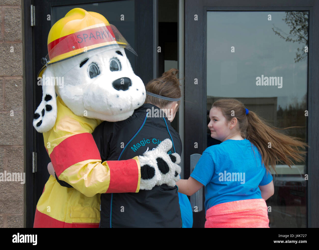 Le chien Sparky Incendie, 5e Escadron de génie civil, éducateur de prévention incendie de l'école primaire de Edison accueille la science, technologie, ingénierie et mathématiques des jeunes filles à la 5ème station d'INCENDIE DE LA SCÉ SUR Minot Air Force Base, N.D., 1 mai 2017. Au cours de la visite des filles de la tige à la caserne, Sparky leur a appris sur la sécurité incendie et les fonctions de pompier. (U.S. Air Force photo/Navigant de première classe Alyssa M. Akers) Banque D'Images