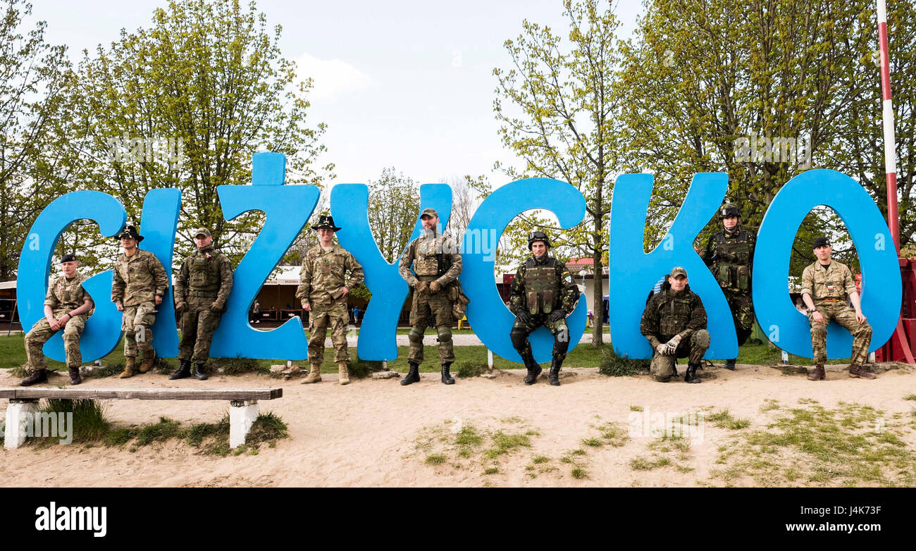 Groupe de combat et la Pologne Polish 15e Brigade mécanisée de soldats ont participé à plusieurs événements sur le thème patriotique à Gizycko et 1-3 mai 2017 Orzysz, pour célébrer la saison de vacances Majówka. (U.S. Photo de l'armée par le Sgt. 1re classe Patricia Traiter/libérés) Banque D'Images