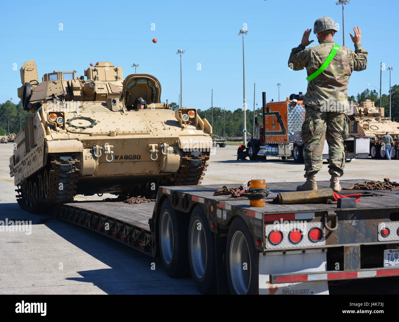 Des soldats de la compagnie B, 2e bataillon, 7e régiment d'infanterie, chargent un véhicule de combat Bradley sur une remorque à Fort Stewart, en Géorgie. L'unité mécanisée appuiera l'équipe de combat de la 3e brigade d'infanterie de la 10e division de montagne au cours d'une rotation au centre d'entraînement de préparation interarmées à Fort Polk, en Louisiane. Banque D'Images