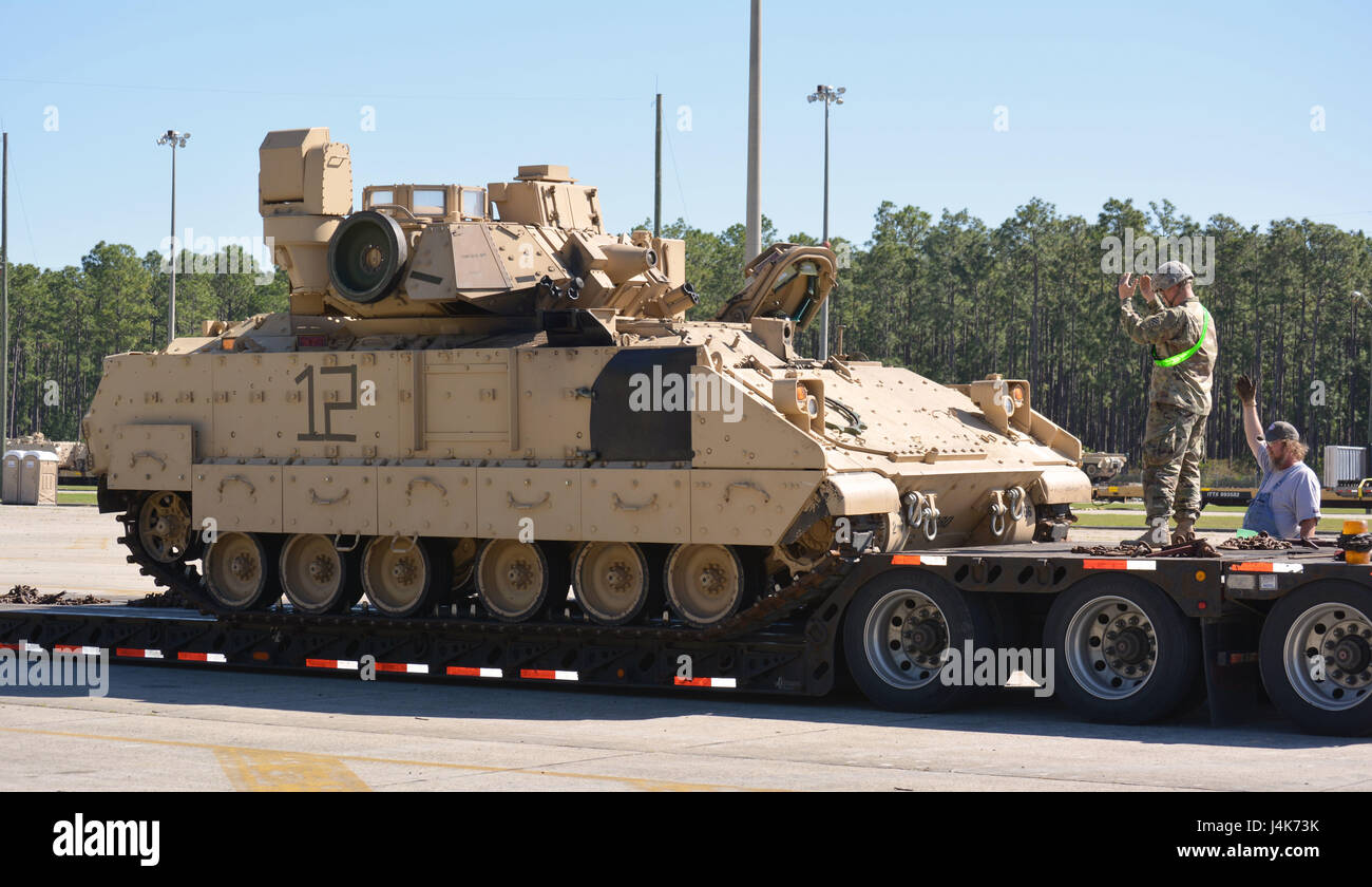 Les soldats de la compagnie B, 2e bataillon, 7e régiment d'infanterie chargent un véhicule de combat Bradley sur une remorque à Fort Stewart, en Géorgie, se préparant à soutenir l'équipe de combat de la 3e brigade d'infanterie, 10e division de montagne pendant leur rotation au centre d'entraînement de préparation interarmées à Fort Polk, en Louisiane. Banque D'Images