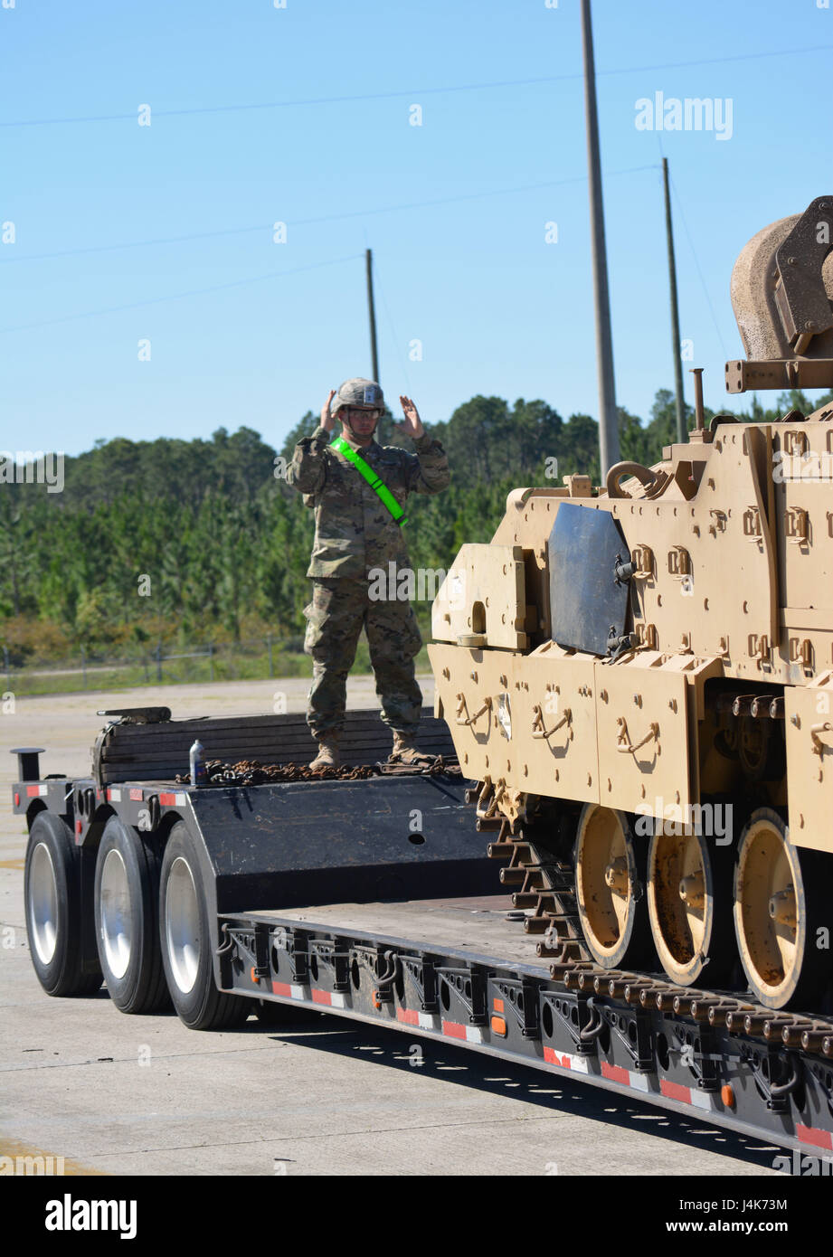 Les soldats de la compagnie B, 2e bataillon, 7e régiment d'infanterie chargent un véhicule de combat Bradley sur une remorque dans la zone de marshaling ferroviaire à Fort Stewart, en Géorgie. La compagnie mécanisée soutient l'équipe de combat de la 3rd Infantry Brigade de la 10th Mountain Division pendant leur rotation au joint Readiness Training Center à Fort Polk, Louisiane, du 8 au 25 mai. Banque D'Images