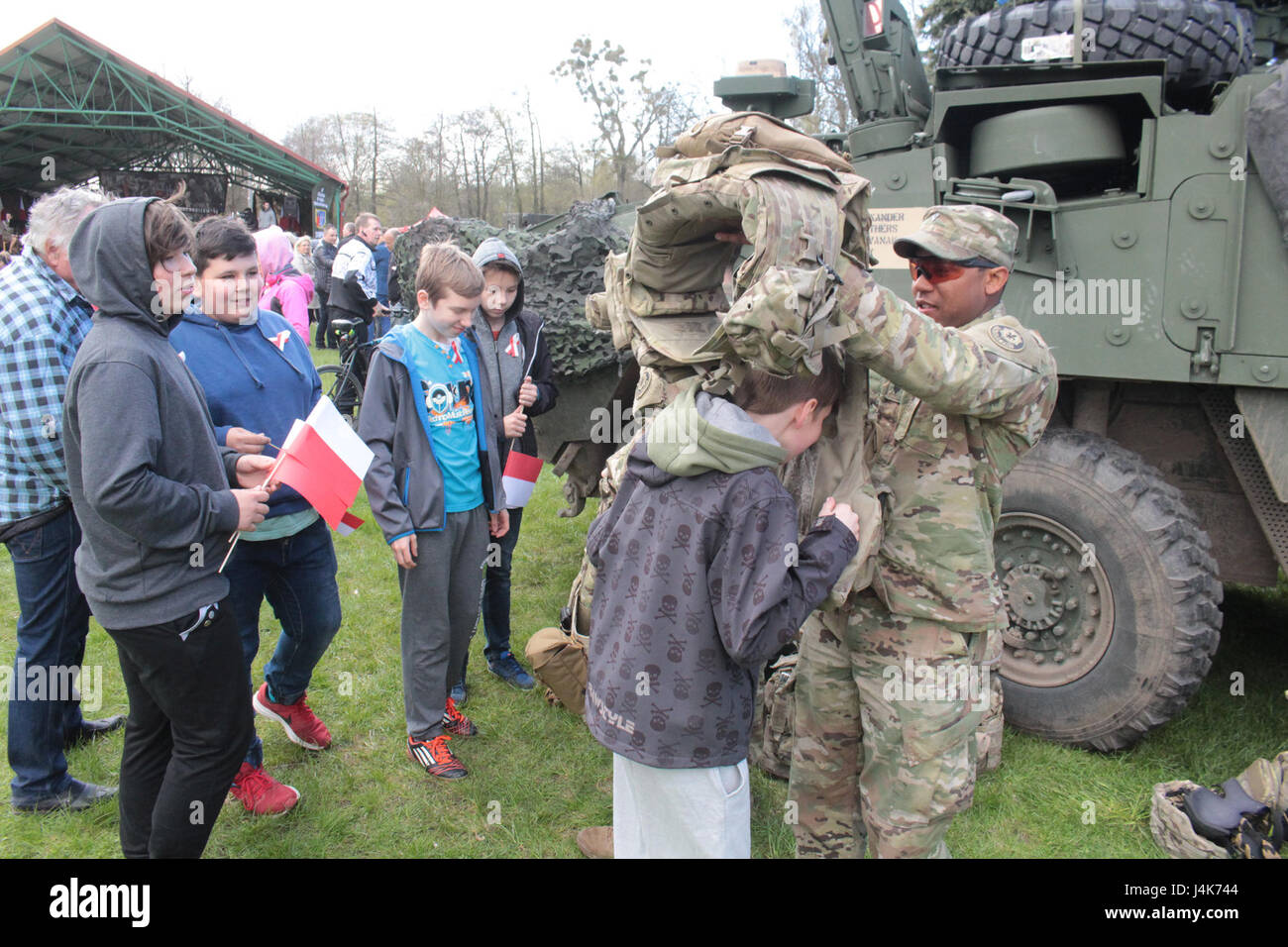 Des soldats américains de Battle Group Pologne aider les enfants mis sur l'armure de combat au cours d'une exposition statique dans le cadre de la Journée du drapeau polonais à Gizycko, Pologne 2 mai. Pologne Groupe bataille soldats ont participé à plusieurs événements sur le thème patriotique à Gizycko et 1-3 mai 2017 Orzysz, pour célébrer la saison de vacances Majówka. (U.S. Photo de l'armée par la FPC. Brandon Shiplett/libérés) Banque D'Images