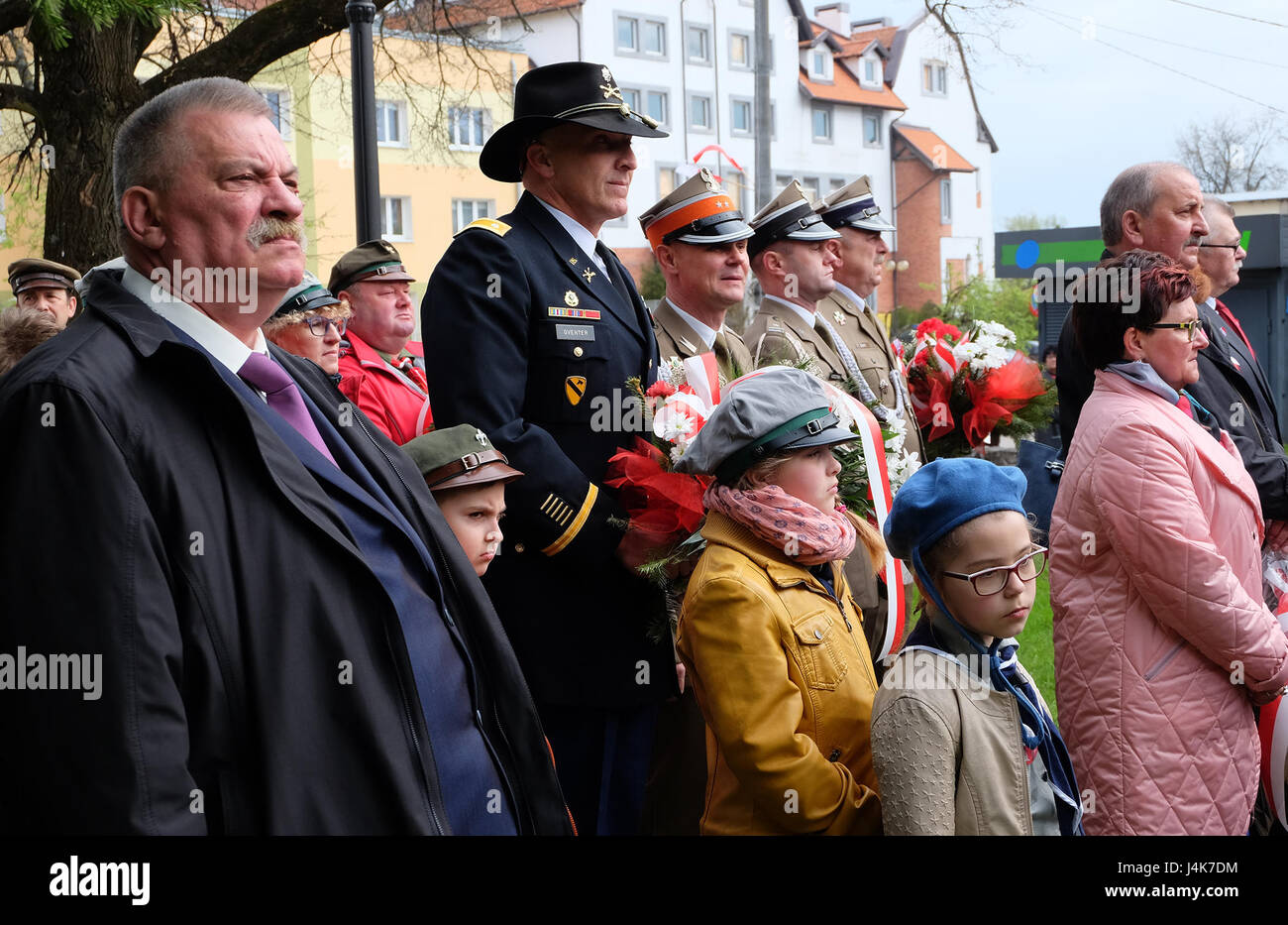Maire Zbigniew Włodkowski (à gauche), commandant du Groupement tactique Pologne Le Lieutenant-colonel Steven Gventer et autres invités les représentants de la ville de participer à une cérémonie commémorative au cours de la célébration du jour de Constitution polonaise, la Pologne peut Orzysz en 3. Pologne Groupe bataille soldats ont participé à plusieurs événements sur le thème patriotique à Gizycko et 1-3 mai 2017 Orzysz, pour célébrer la saison de vacances Majówka. (U.S. Photo de l'armée par la CPS. Kevin Wang/libérés) Banque D'Images