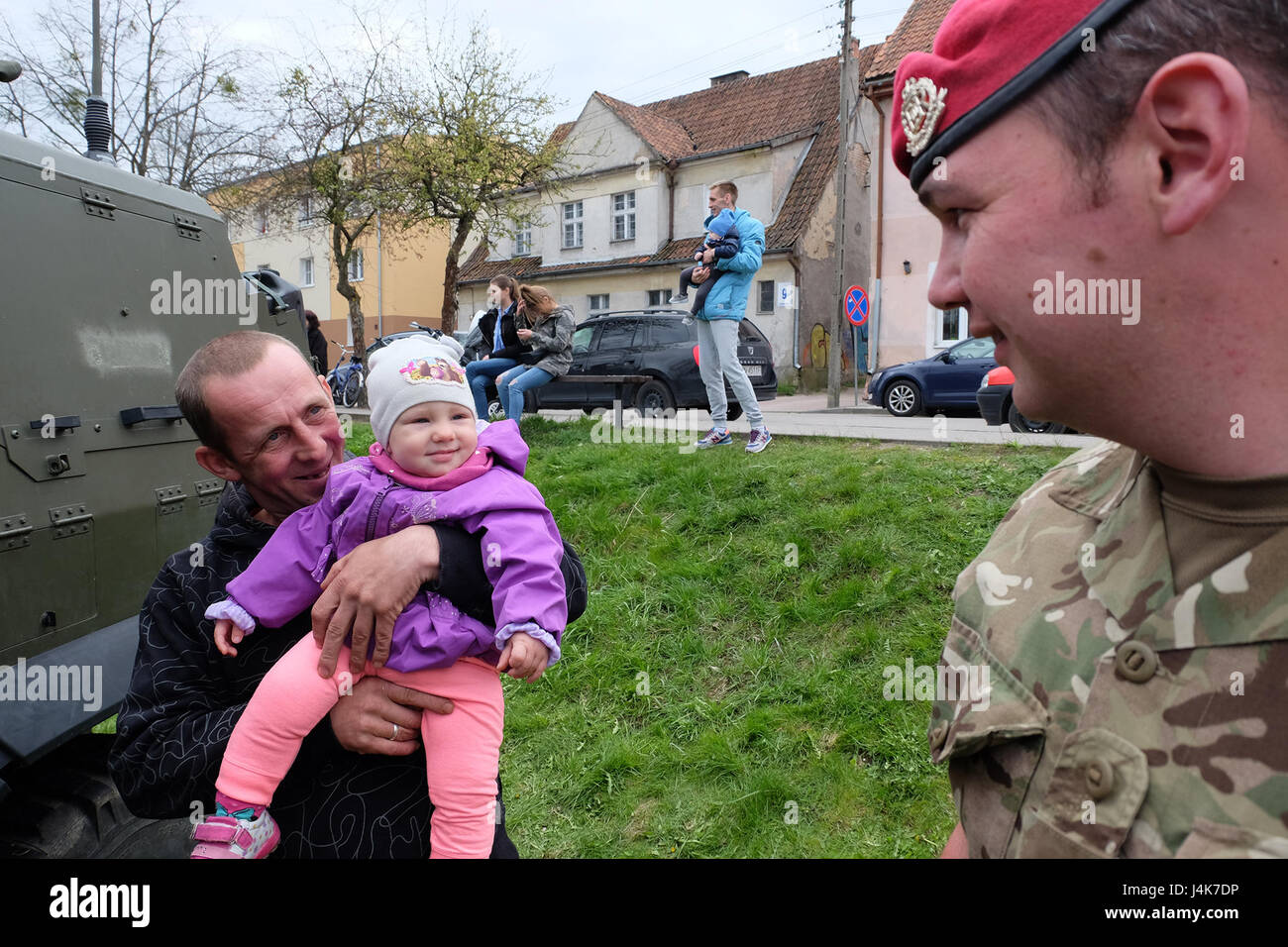 Pologne Groupe bataille soldat britannique Le Sgt. Jason Huish accueille une famille polonaise au cours de la journée de la Constitution polonaise en exposition statique, la Pologne peut Orzysz 3. Pologne Groupe bataille soldats ont participé à plusieurs événements sur le thème patriotique à Gizycko et 1-3 mai 2017 Orzysz, pour célébrer la saison de vacances Majówka. (U.S. Photo de l'armée par la CPS. Kevin Wang/libérés) Banque D'Images