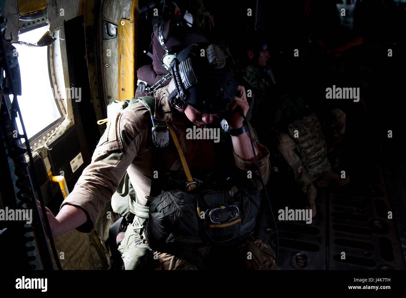 Les aviateurs de sauveteurs-parachutistes de la 82e Escadron de sauvetage expéditionnaire se préparer à un saut d'un HC-130P Roi près du Camp Lemonnier, Djibouti, le 4 mai 2017. La 82e QRE conduite gamme complète la récupération du personnel, l'évacuation, l'évacuation médicale, et sensible à l'appui de la fonction de récupération du personnel du Département de l'intérieur de la Combined Joint Task Force - Corne de l'Afrique zone d'opérations. (U.S. Air Force photo par le Sgt. Russ Scalf) Banque D'Images