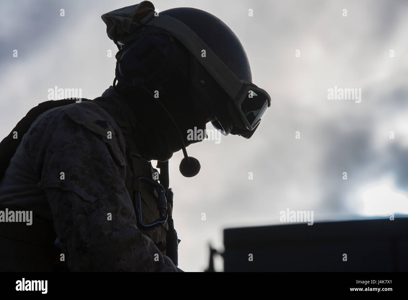 Corps des Marines des États-Unis Le Cpl. Cameron Dyer, un LAV-25 Véhicule blindé léger avec Marine 4e Bataillon de reconnaissance blindé, prépare son VBL pour un convoi au cours de l'exercice de la mobilité stratégique STRATMOBEX (17) près de Stjørdal, la Norvège, le 3 mai 2017. STRATMOBEX 17 arrive aussi de remplir le Corps des Marines dégrossissement du programme en Norvège (MCPP-N) exigences en matière de transport du matériel annuel. MCPP-N permet l'agrégation d'une rapide, agile, crédible et souple la masse d'Air Maritime Task Force et crée des options opérationnelles et stratégiques pour la défense de l'OTAN et de pays partenaires. (U.S. Marine Corps photo de L Banque D'Images