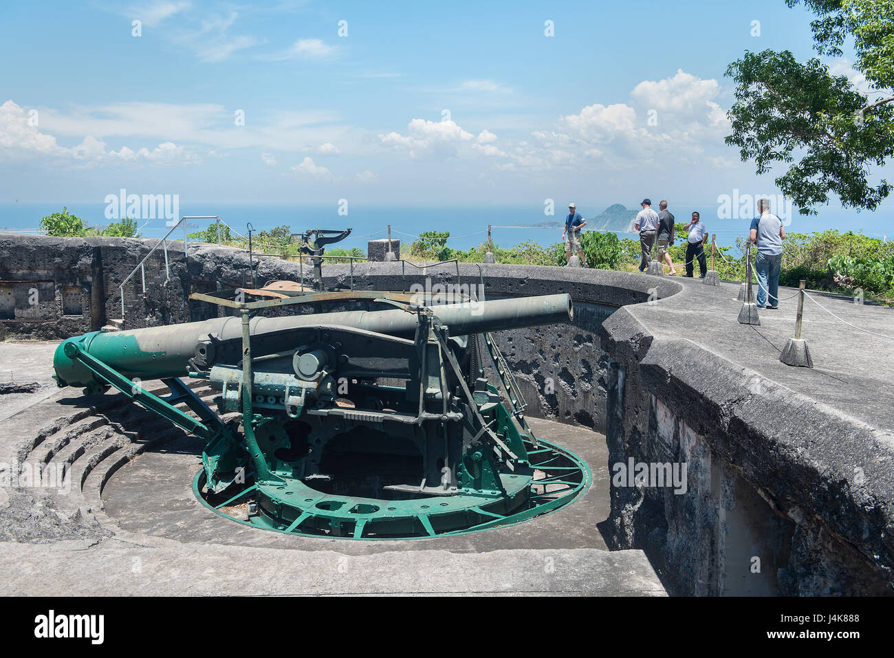 Les Marines américains avec le 4e Régiment de Marines, basée à Okinawa, Japon, Bureau d'anciens remparts d'artillerie sur l'île de Corregidor, Cavite, le 5 mai 2017. Le 4e Régiment de Marines Marines ont visité l'île d'apprendre l'histoire et du patrimoine de leur unité, qui a joué un rôle majeur dans la bataille de la Seconde Guerre mondiale en 1942. (U.S. Photo de l'Armée de l'air par la Haute Airman Corey Pettis) Banque D'Images